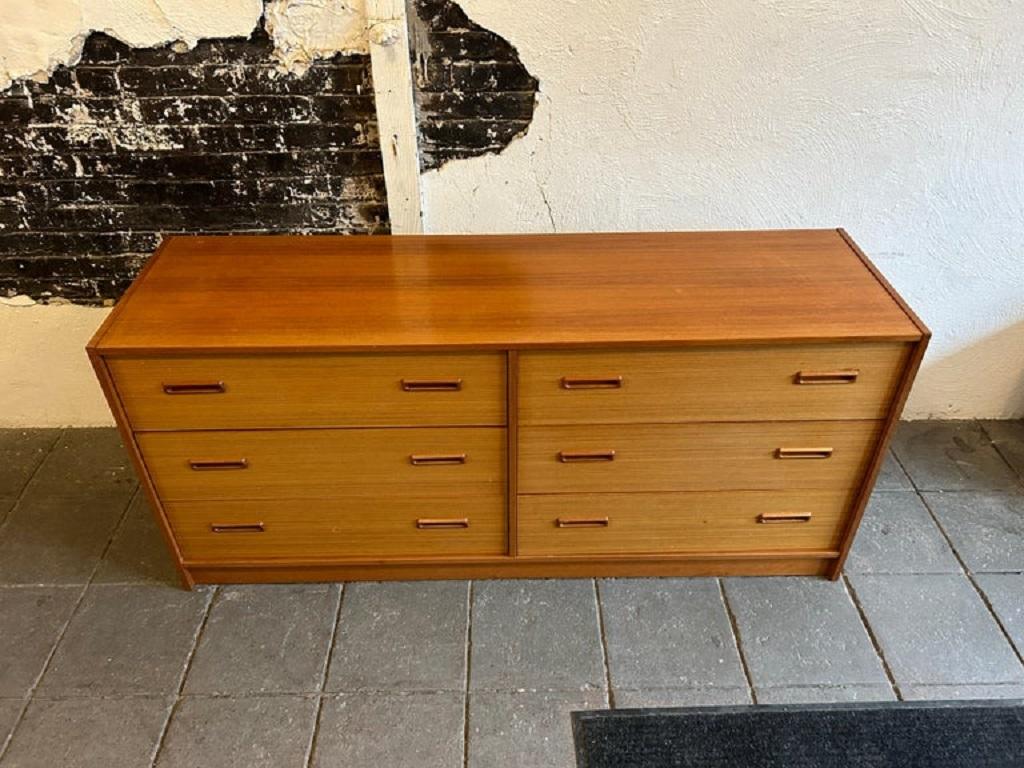 Scandinavo moderno Comò a 6 cassetti in teak a 2 toni del metà secolo danese moderno in vendita