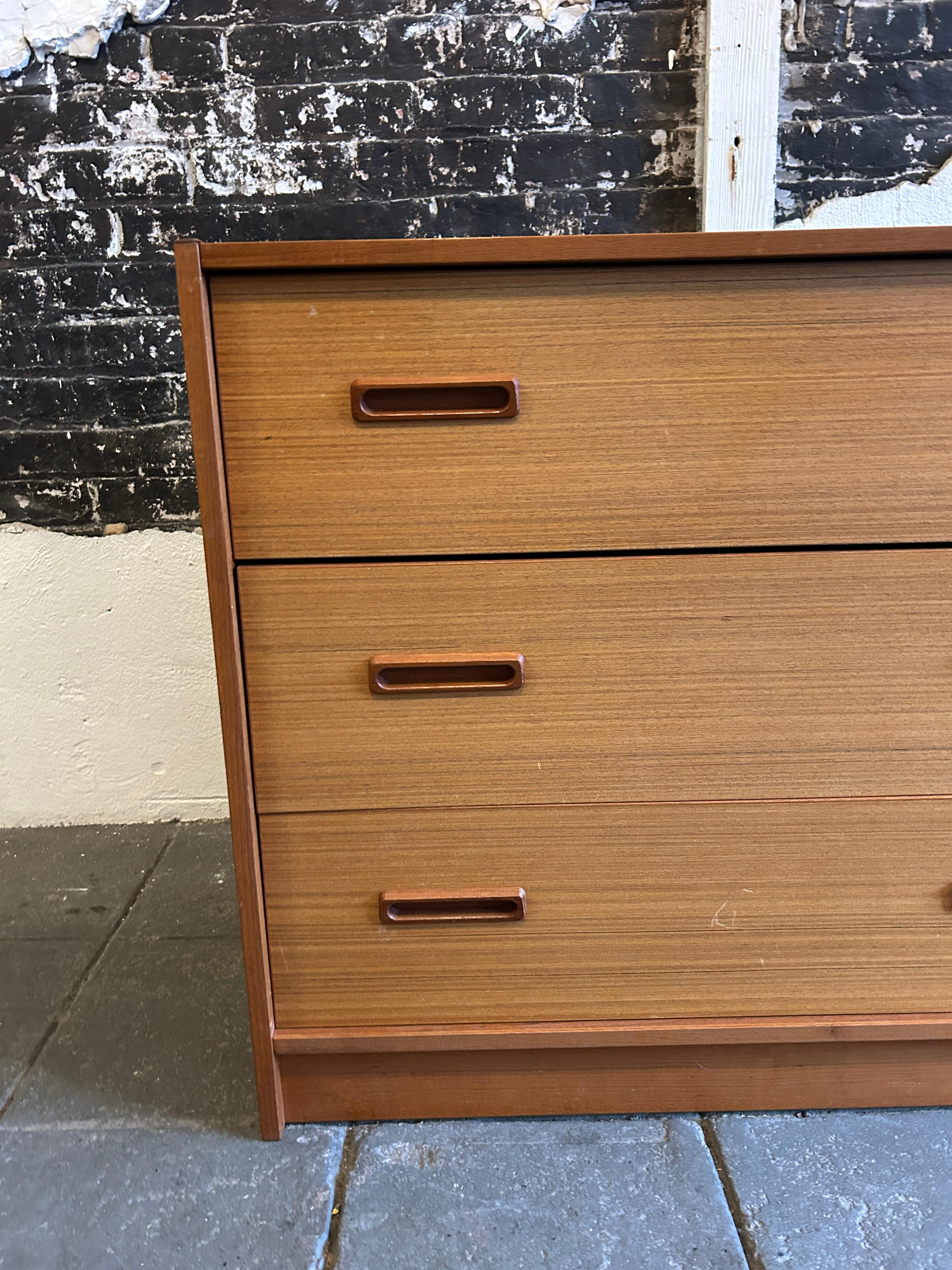 Mid century danish modern 2 tone teak 6 drawer dresser In Good Condition For Sale In BROOKLYN, NY