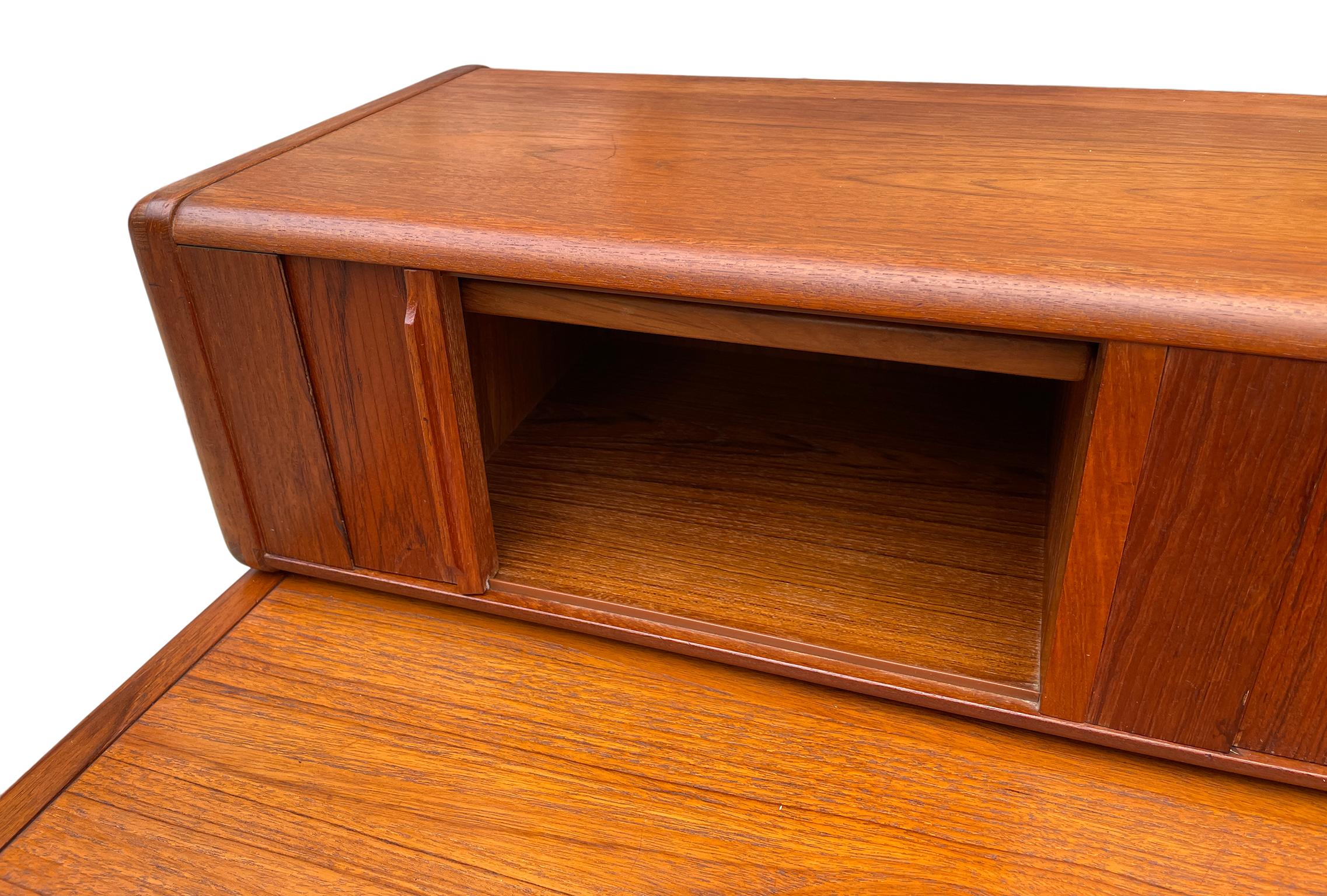 Mid Century Danish Modern 3 Drawer Teak Desk with Top Organizer D Scan In Good Condition In BROOKLYN, NY