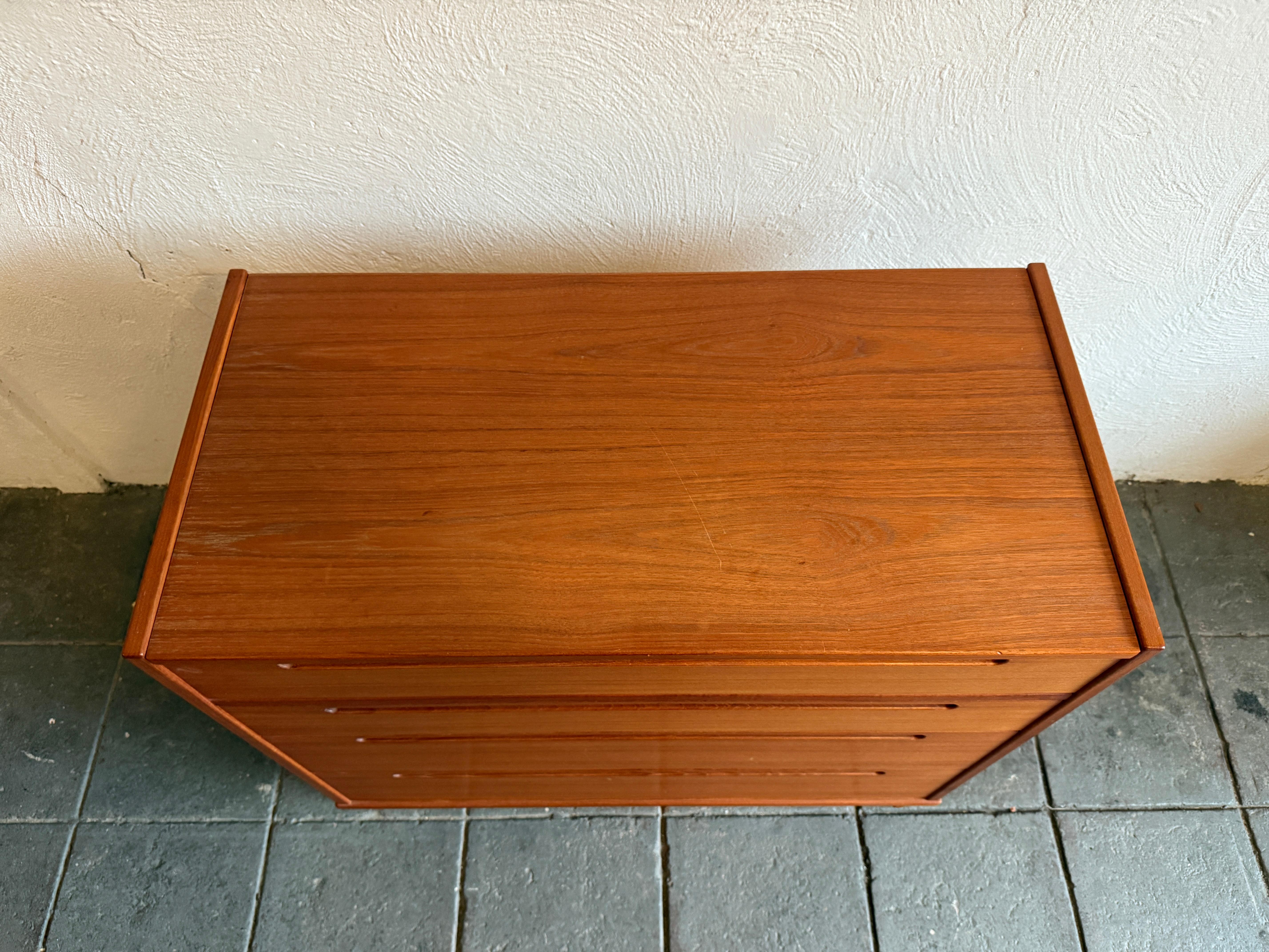 Mid century Danish modern 3 drawer teak vanity dresser by Nils Jonsson en venta 2
