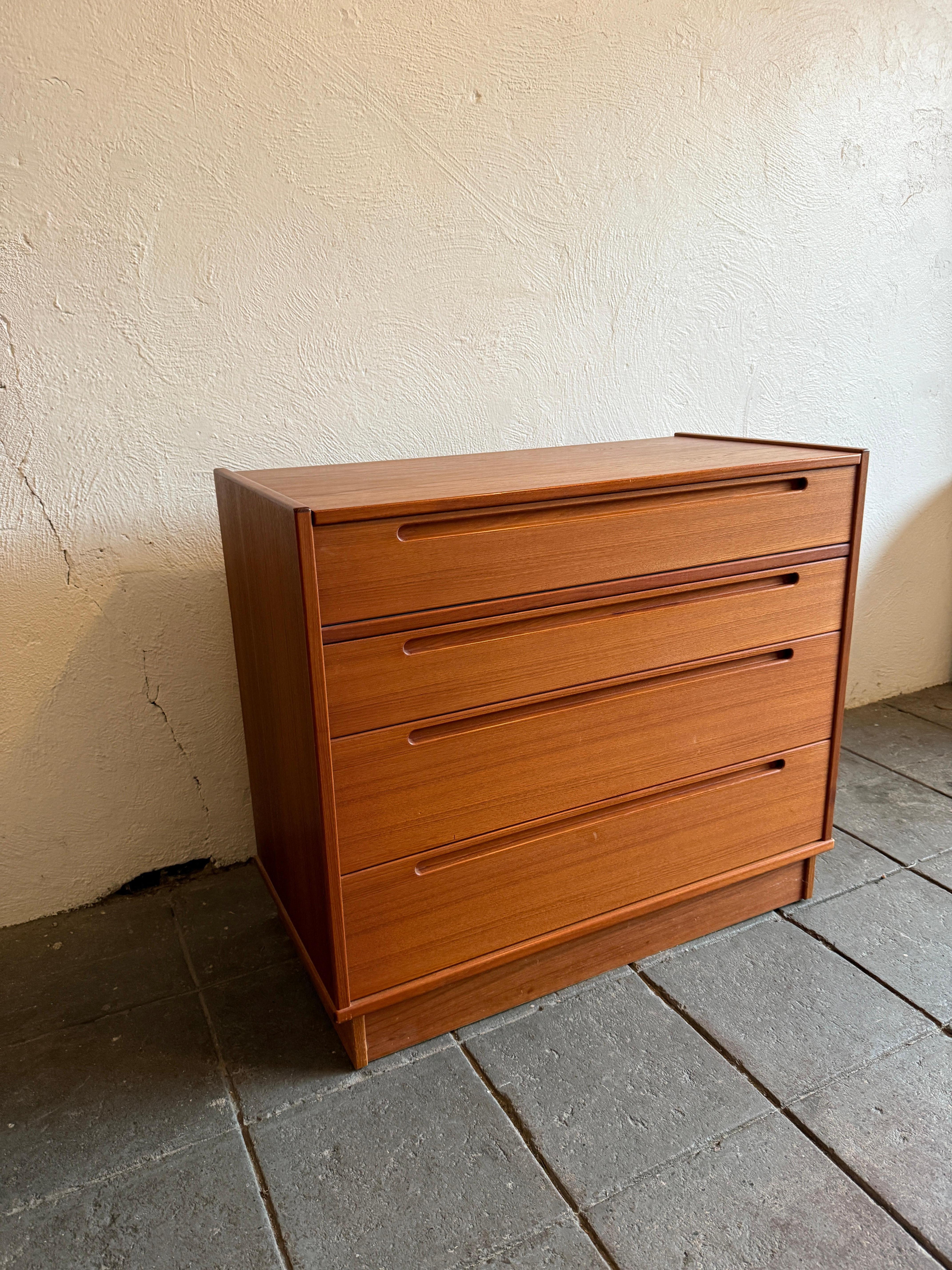 Mid century Danish modern 3 drawer teak vanity dresser by Nils Jonsson Moderno de mediados de siglo en venta