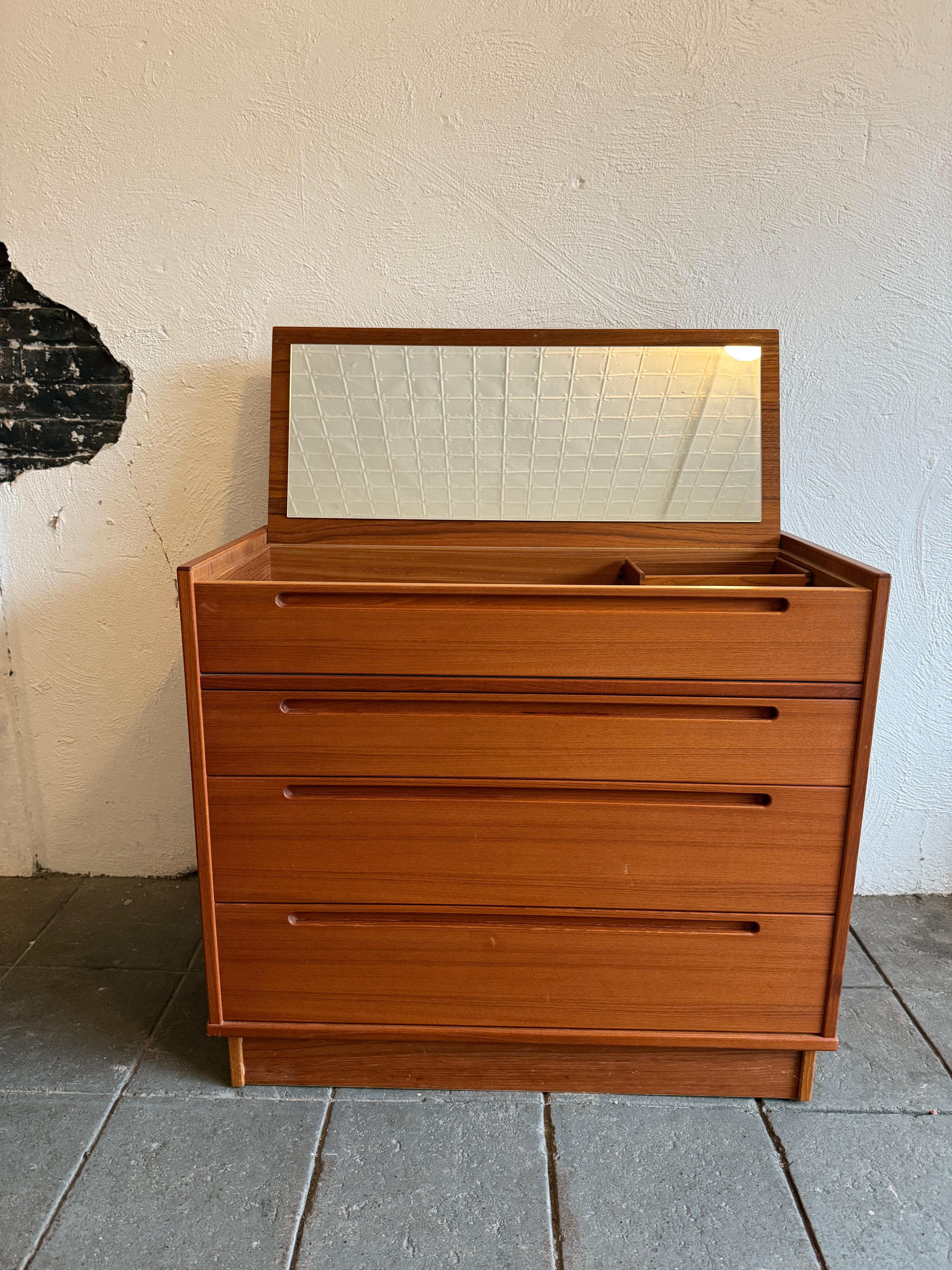 Mid century Danish modern 3 drawer teak vanity dresser by Nils Jonsson Danés en venta