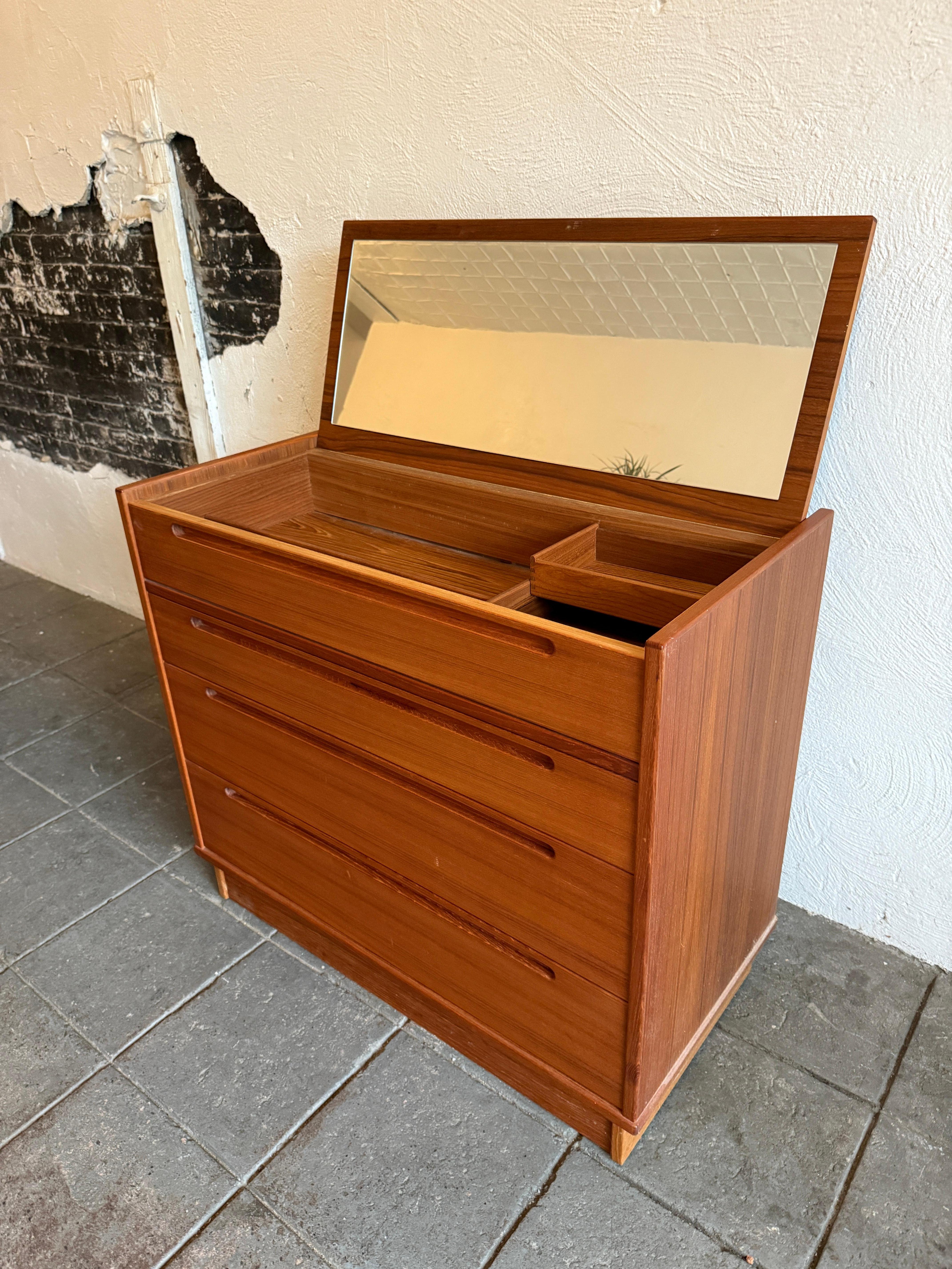 Mid century Danish modern 3 drawer teak vanity dresser by Nils Jonsson Carpintería en venta