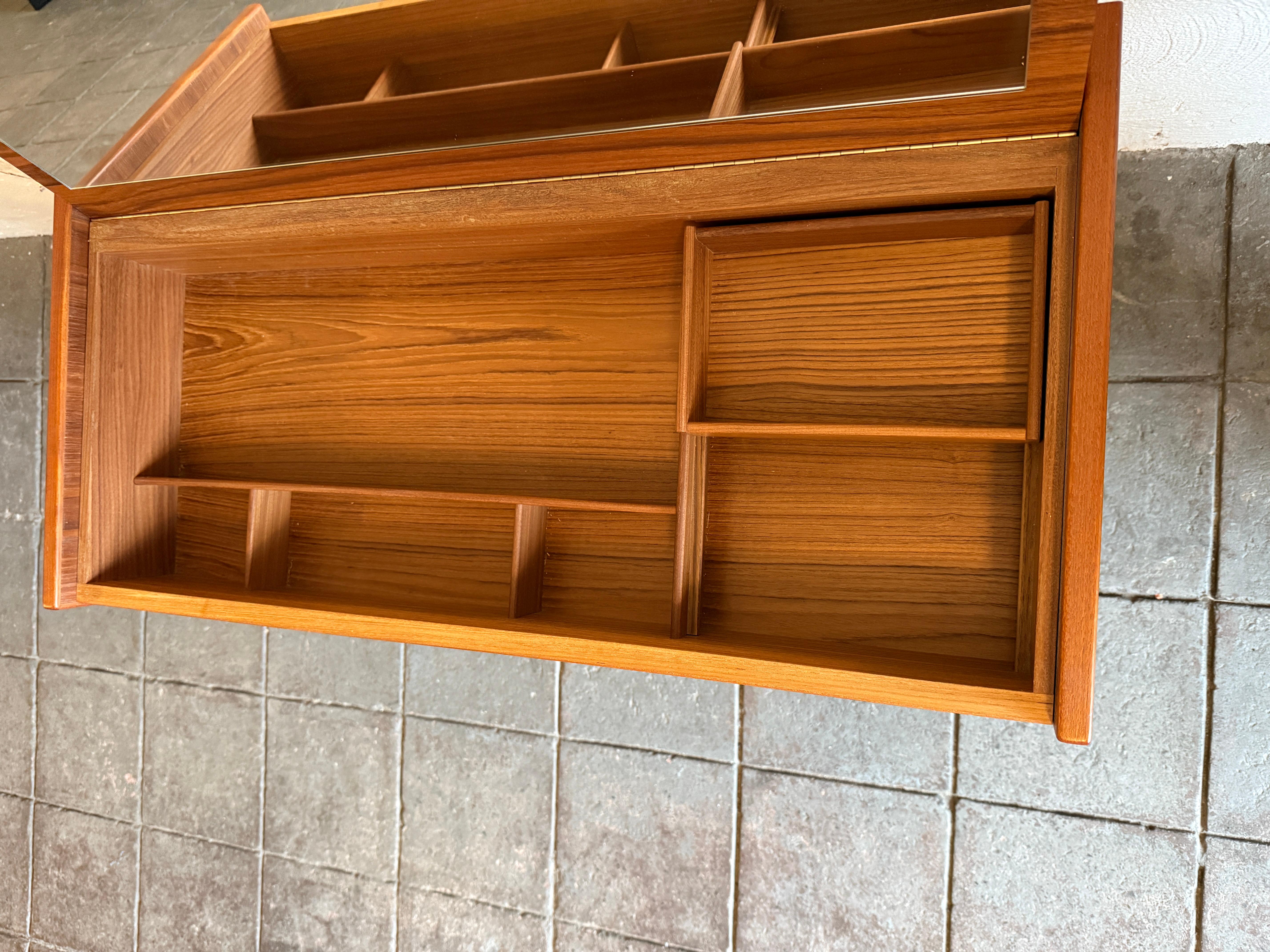 Mid century Danish modern 3 drawer teak vanity dresser by Nils Jonsson en Bueno estado para la venta en Brooklyn, NY