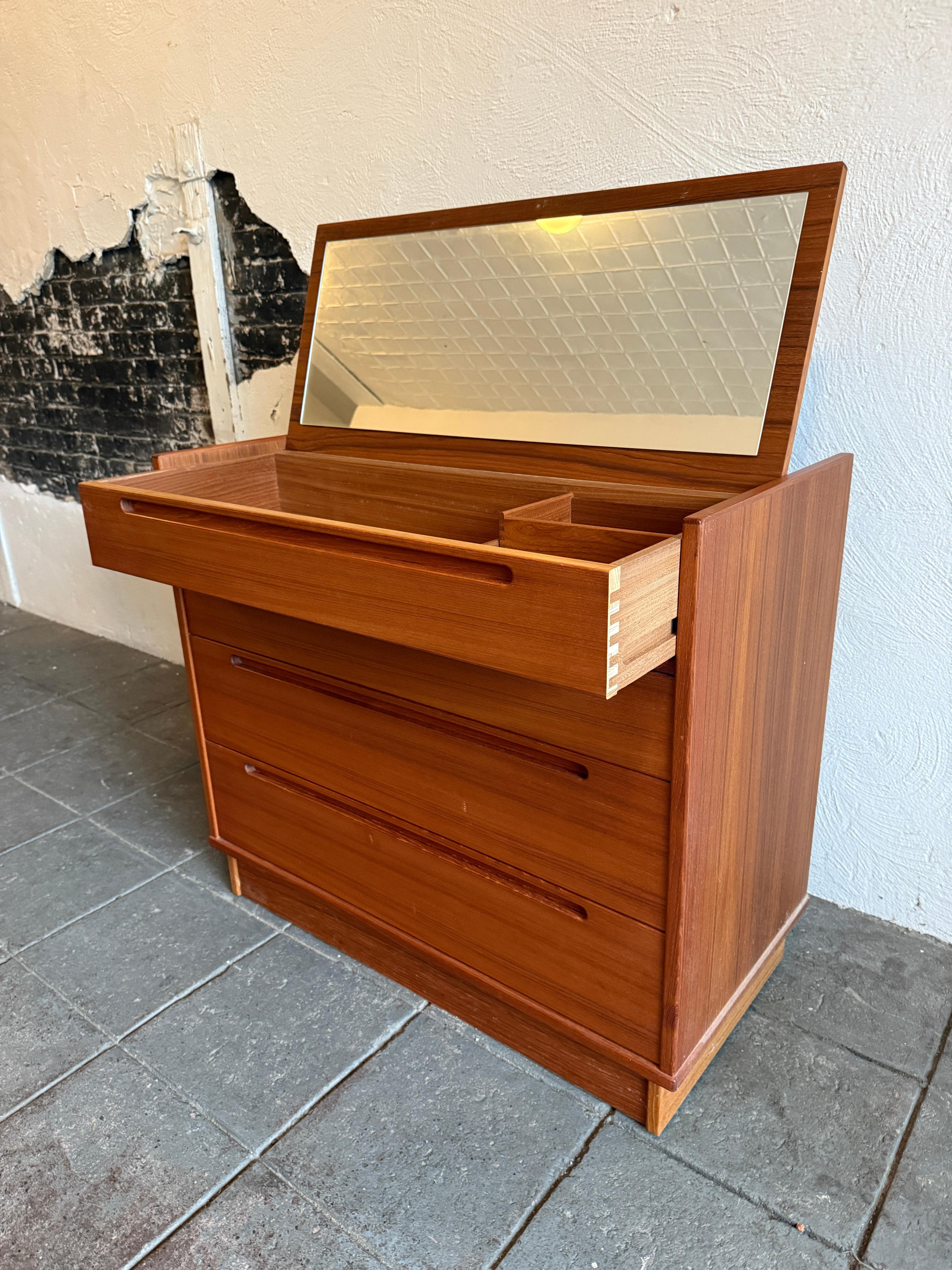 Mid century Danish modern 3 drawer teak vanity dresser by Nils Jonsson mediados del siglo XX en venta