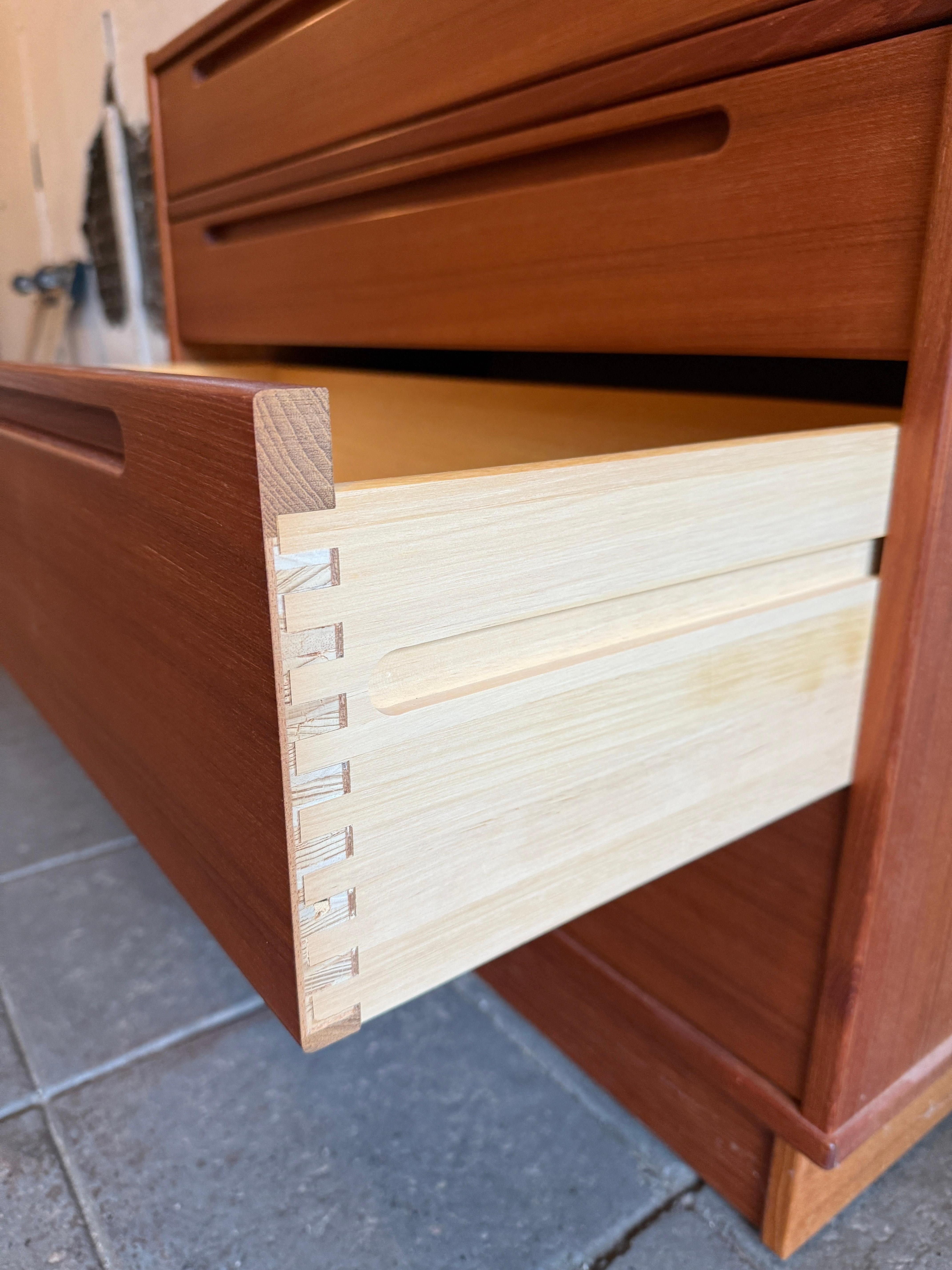 Mid century Danish modern 3 drawer teak vanity dresser by Nils Jonsson Abedul en venta