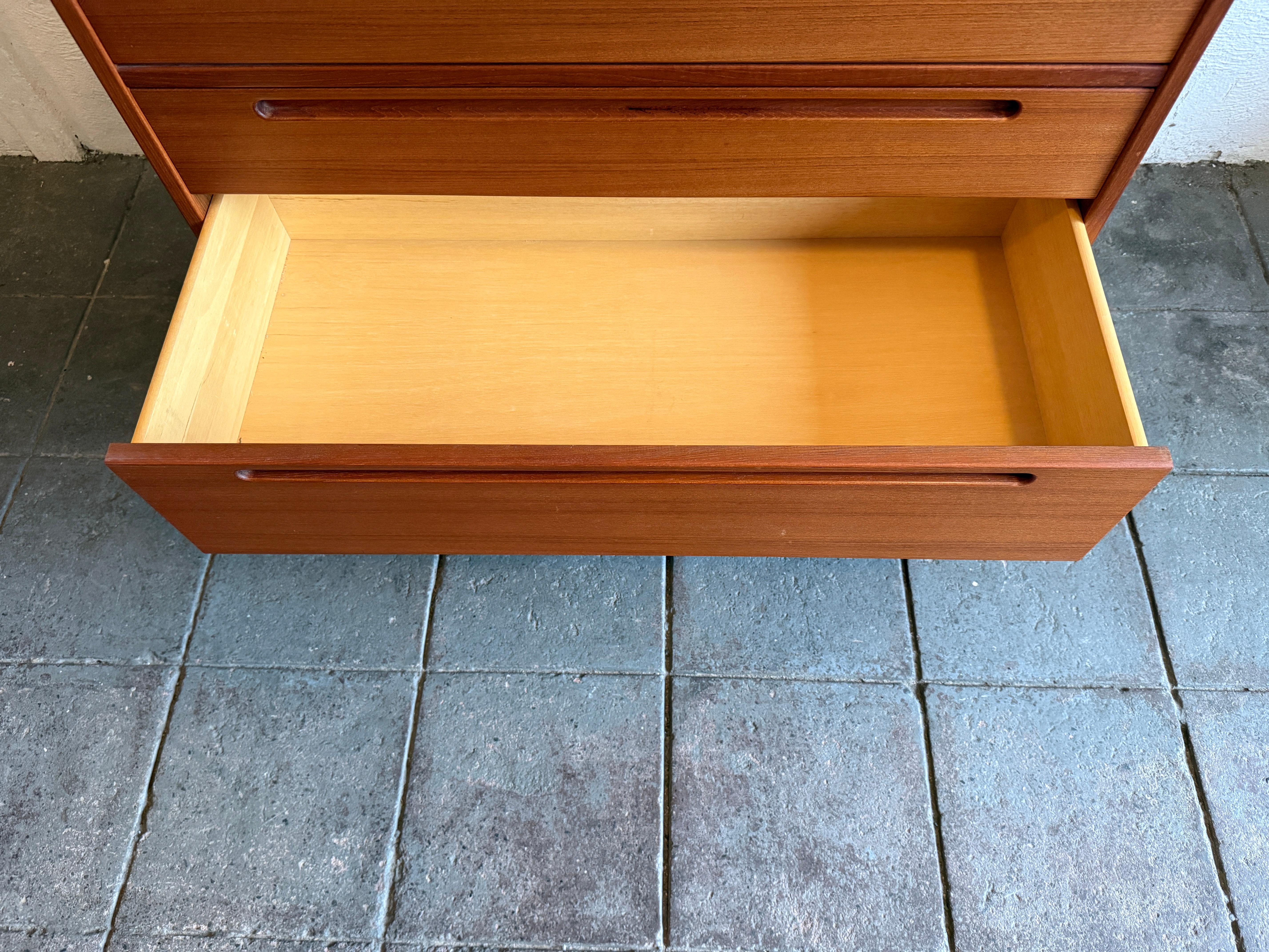 Mid century Danish modern 3 drawer teak vanity dresser by Nils Jonsson en venta 1