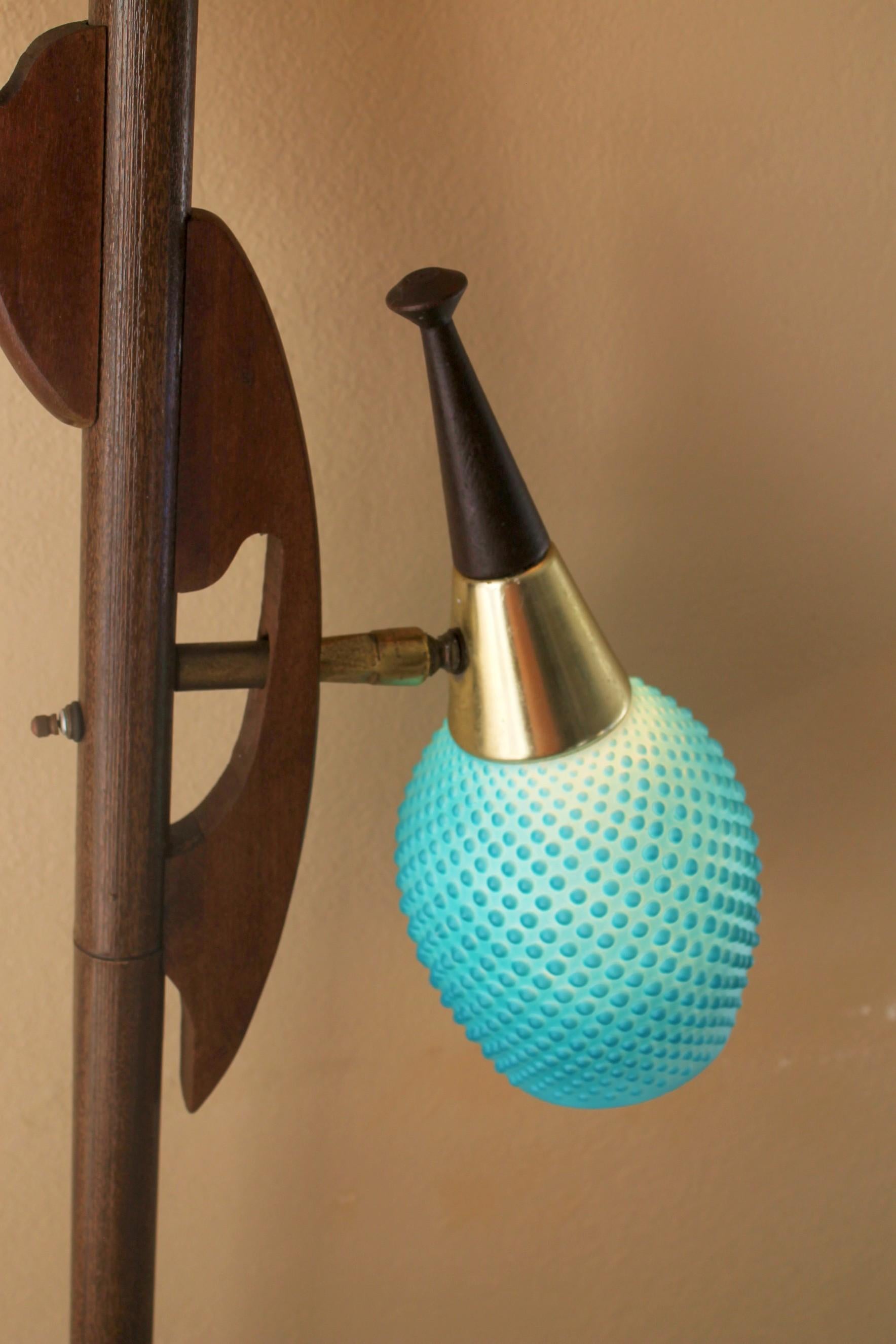 Mid Century Danish Modern 3-Shade Glass Tension Pole Lamp 1950s Stiffel Era In Good Condition For Sale In Peoria, AZ