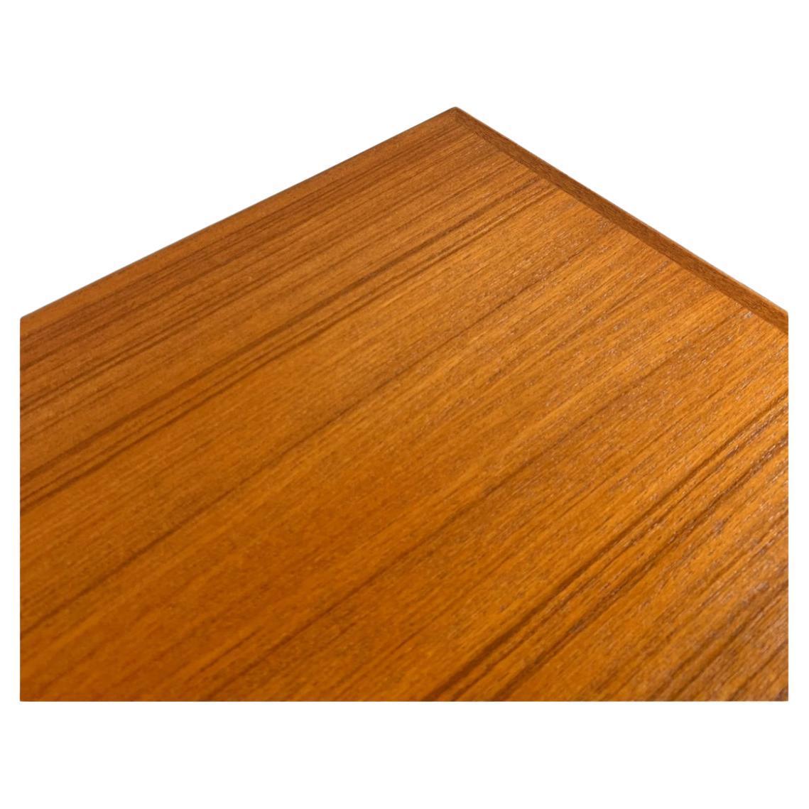 Scandinavo moderno Scrivania moderna danese del metà secolo a 4 cassetti in teak in vendita