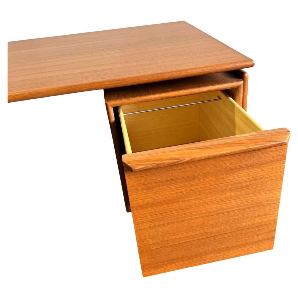 Danese Scrivania moderna danese del metà secolo a 4 cassetti in teak in vendita