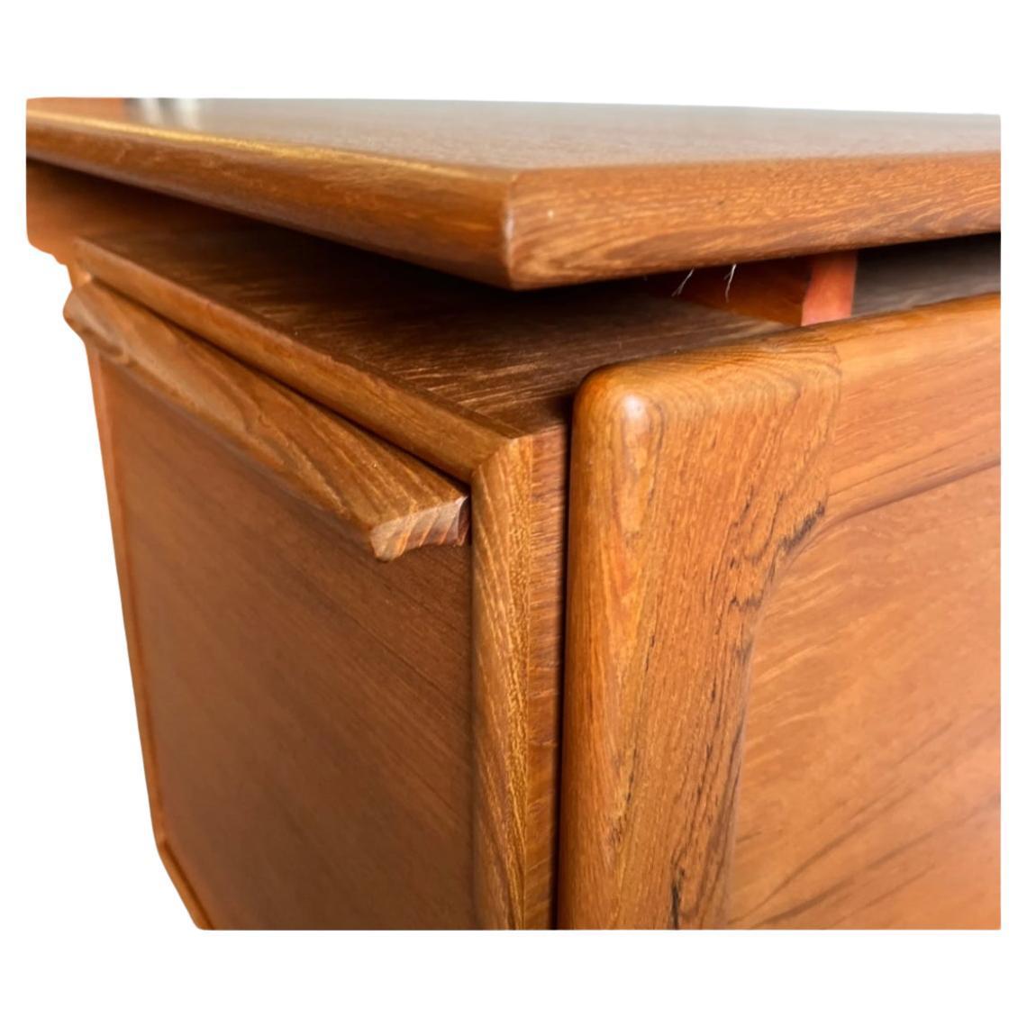 Falegnameria Scrivania moderna danese del metà secolo a 4 cassetti in teak in vendita