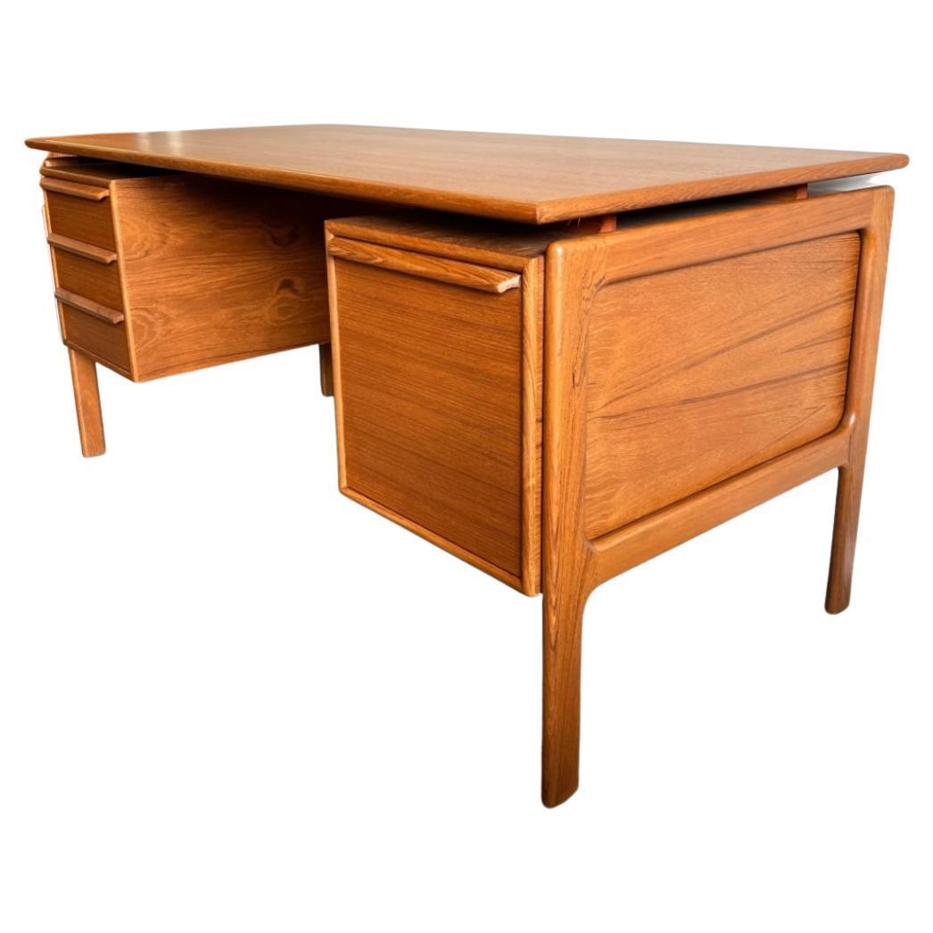Scrivania moderna danese del metà secolo a 4 cassetti in teak In condizioni buone in vendita a Brooklyn, NY