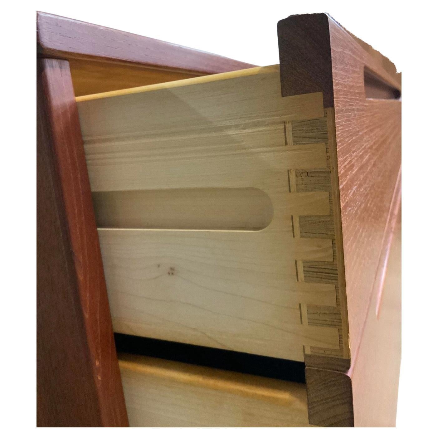 Comò moderno danese a 6 cassetti o credenza di Nils Jonsson. Cassettiera danese del Mid-Century Modern in ottime condizioni e non restaurata. Un perfetto esempio vintage di modernismo semplice. Comò basso lungo a sei cassetti in teak oliato di Nils