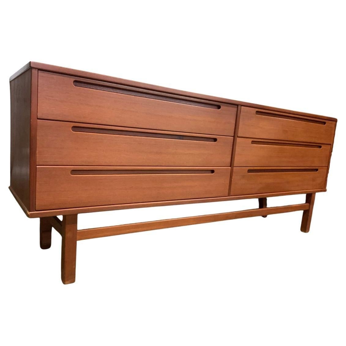 Mid-Century moderno Comò danese moderno a 6 cassetti lungo e basso del metà secolo Nils Jonsson in vendita