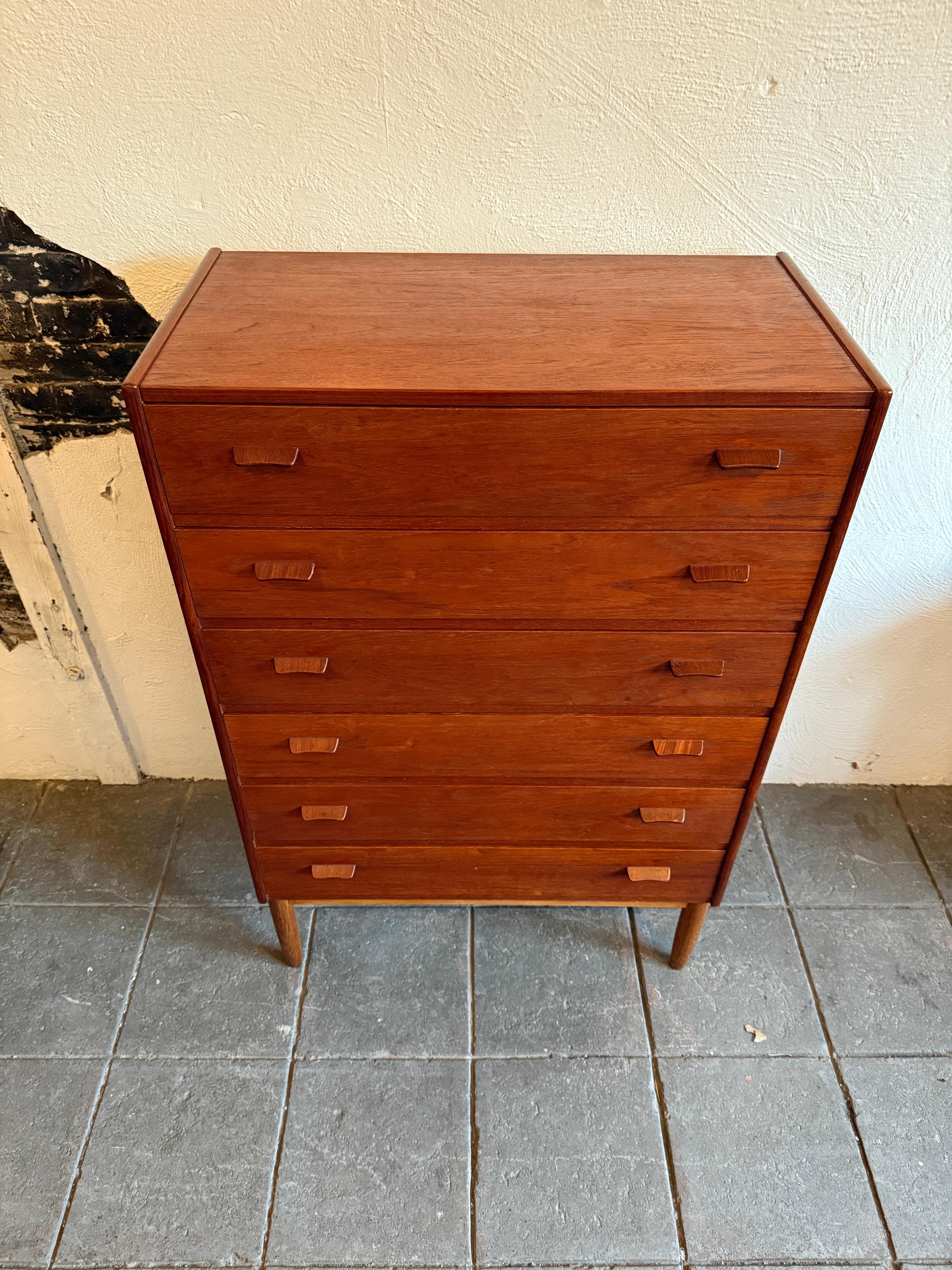 Comò danese moderno di metà secolo a 6 cassetti progettato da Ejvind A. Johansson. Cassettiera danese Mid-Century Modern in buone condizioni vintage. Perfetto esempio vintage di modernismo semplice con maniglie in teak angolate uniche nel loro