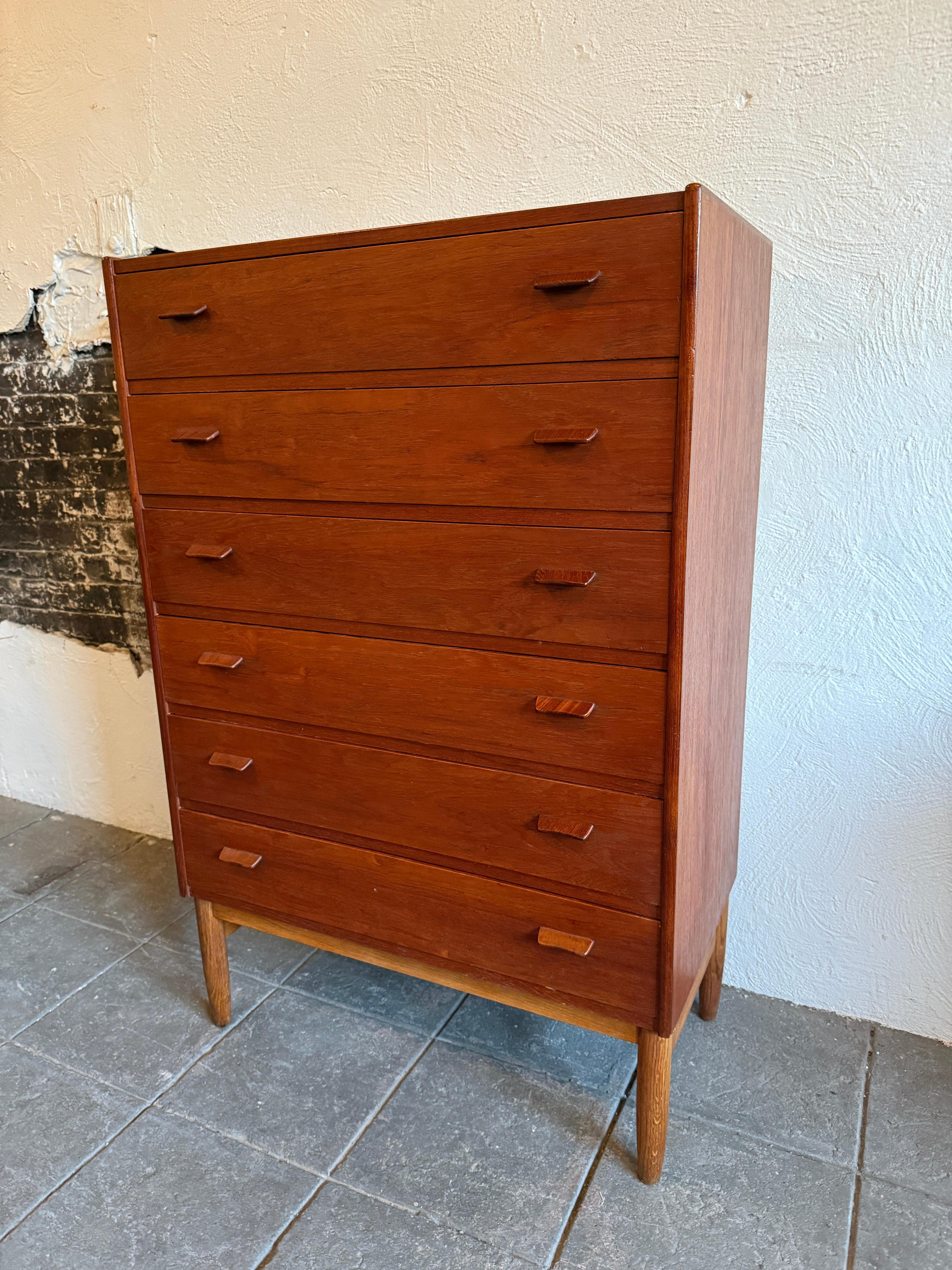 Mid-Century moderno Comò danese moderno di metà secolo a 6 cassetti in teak di Ejvind A. Johansson in vendita