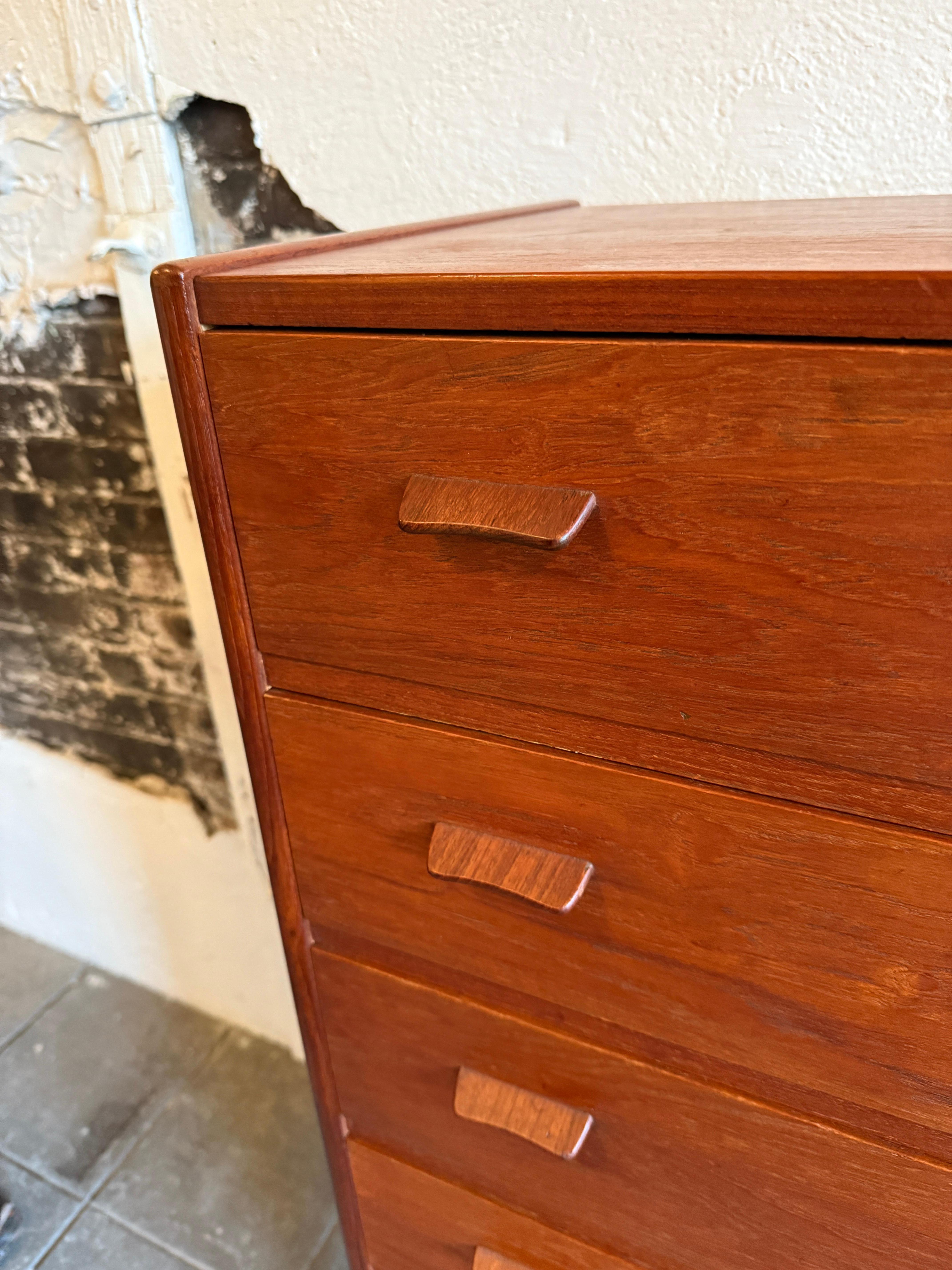Falegnameria Comò danese moderno di metà secolo a 6 cassetti in teak di Ejvind A. Johansson in vendita