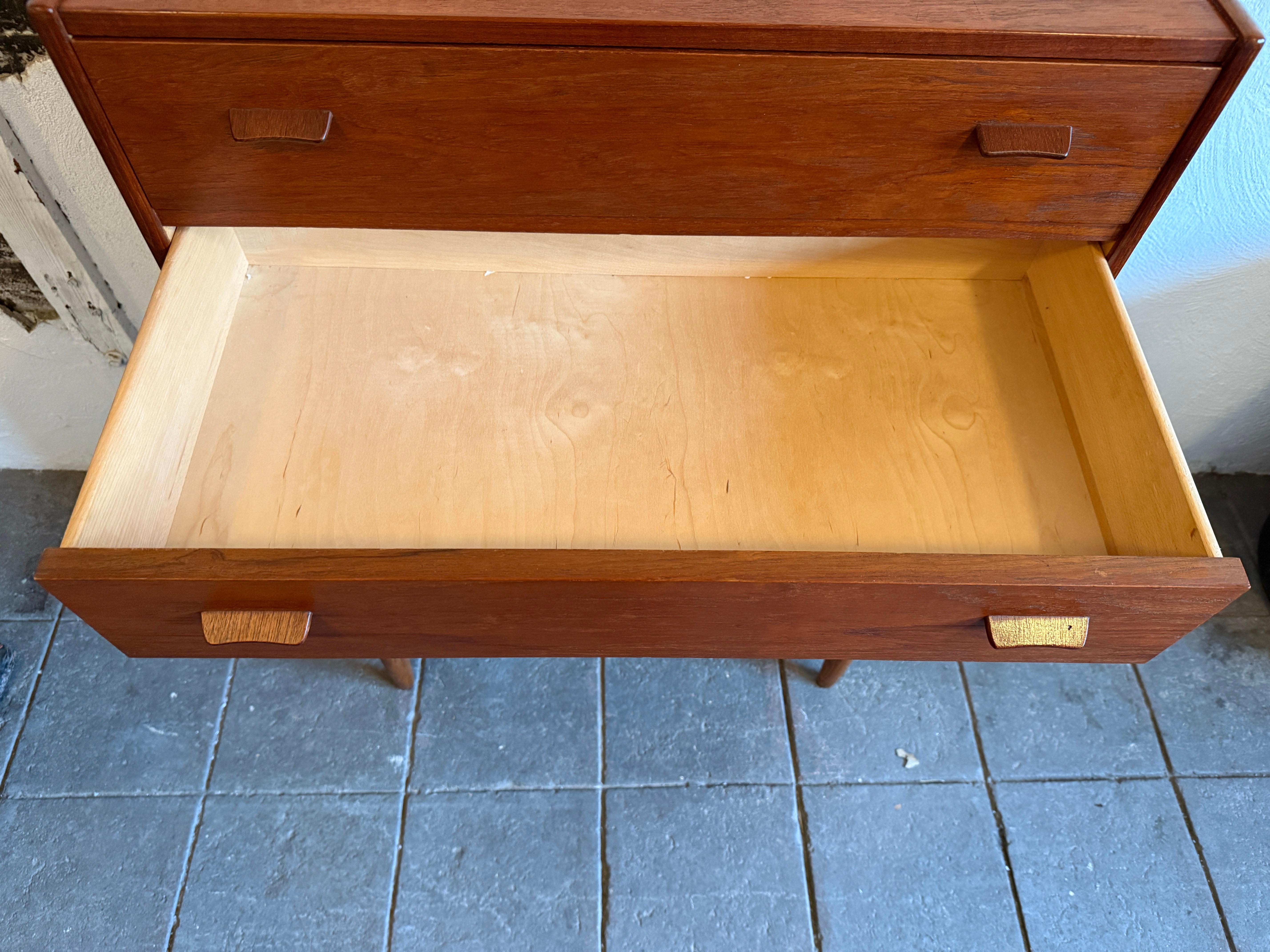 Comò danese moderno di metà secolo a 6 cassetti in teak di Ejvind A. Johansson In condizioni buone in vendita a Brooklyn, NY