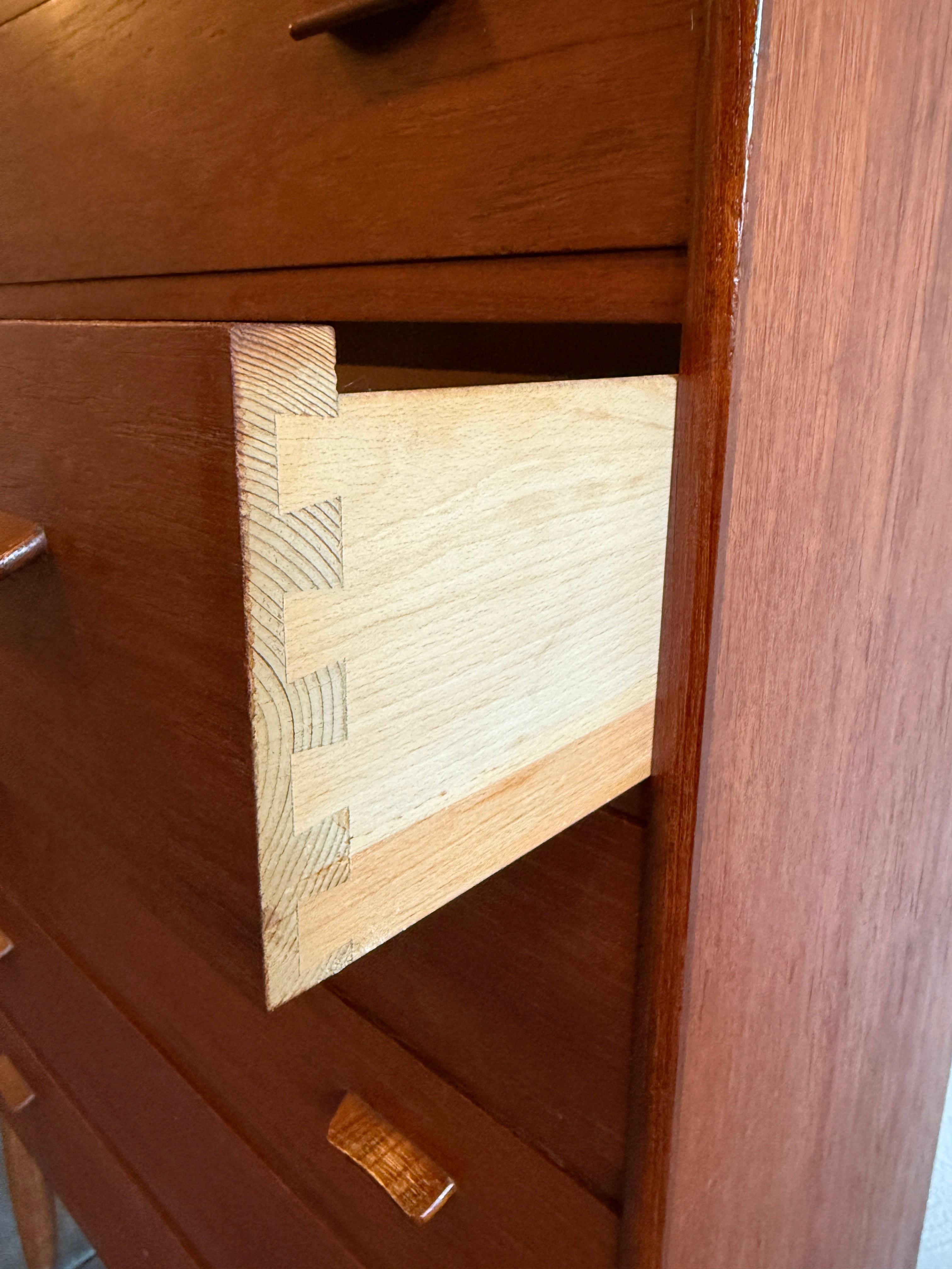 Metà XX secolo Comò danese moderno di metà secolo a 6 cassetti in teak di Ejvind A. Johansson in vendita