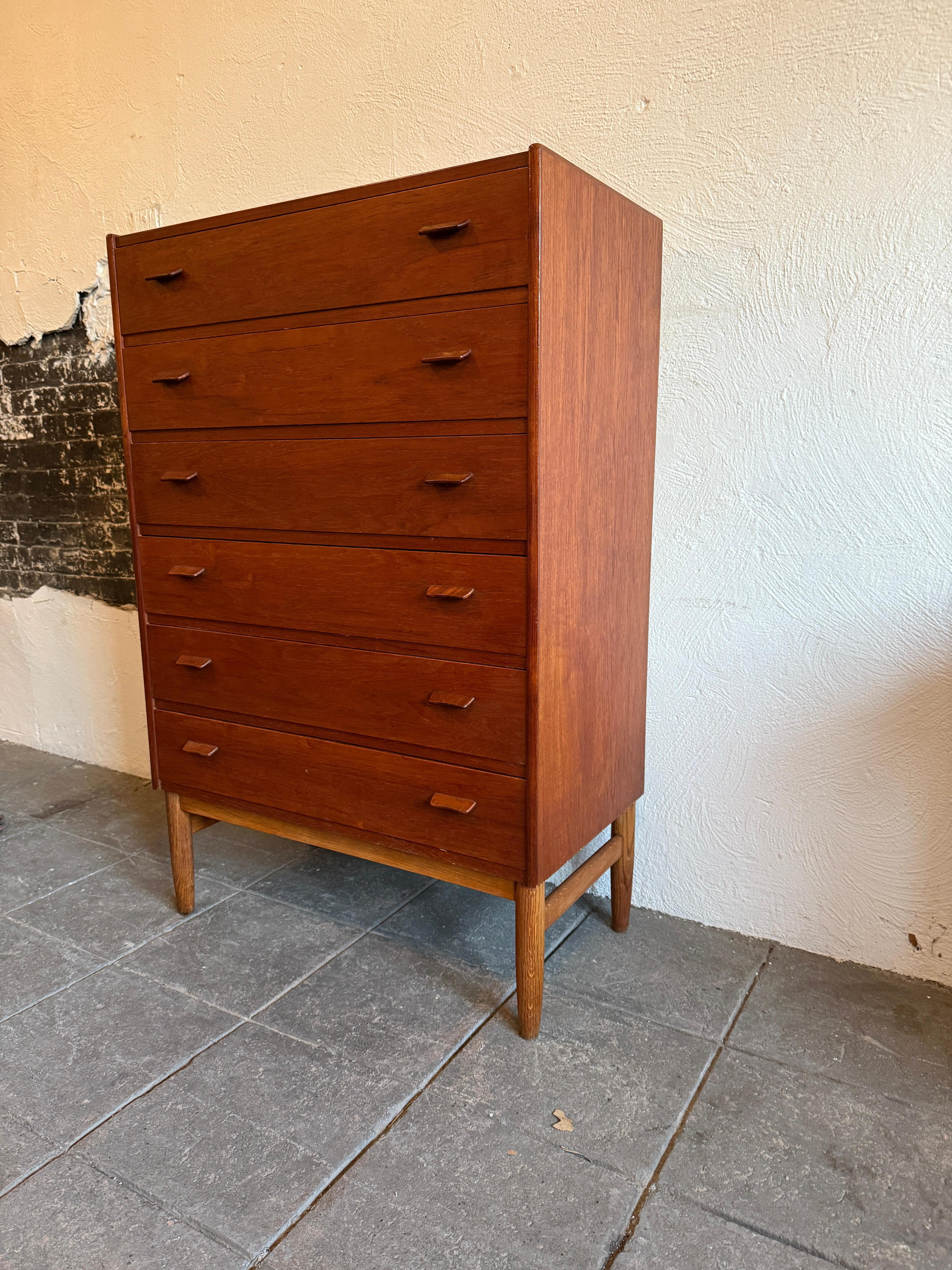 Betulla Comò danese moderno di metà secolo a 6 cassetti in teak di Ejvind A. Johansson in vendita