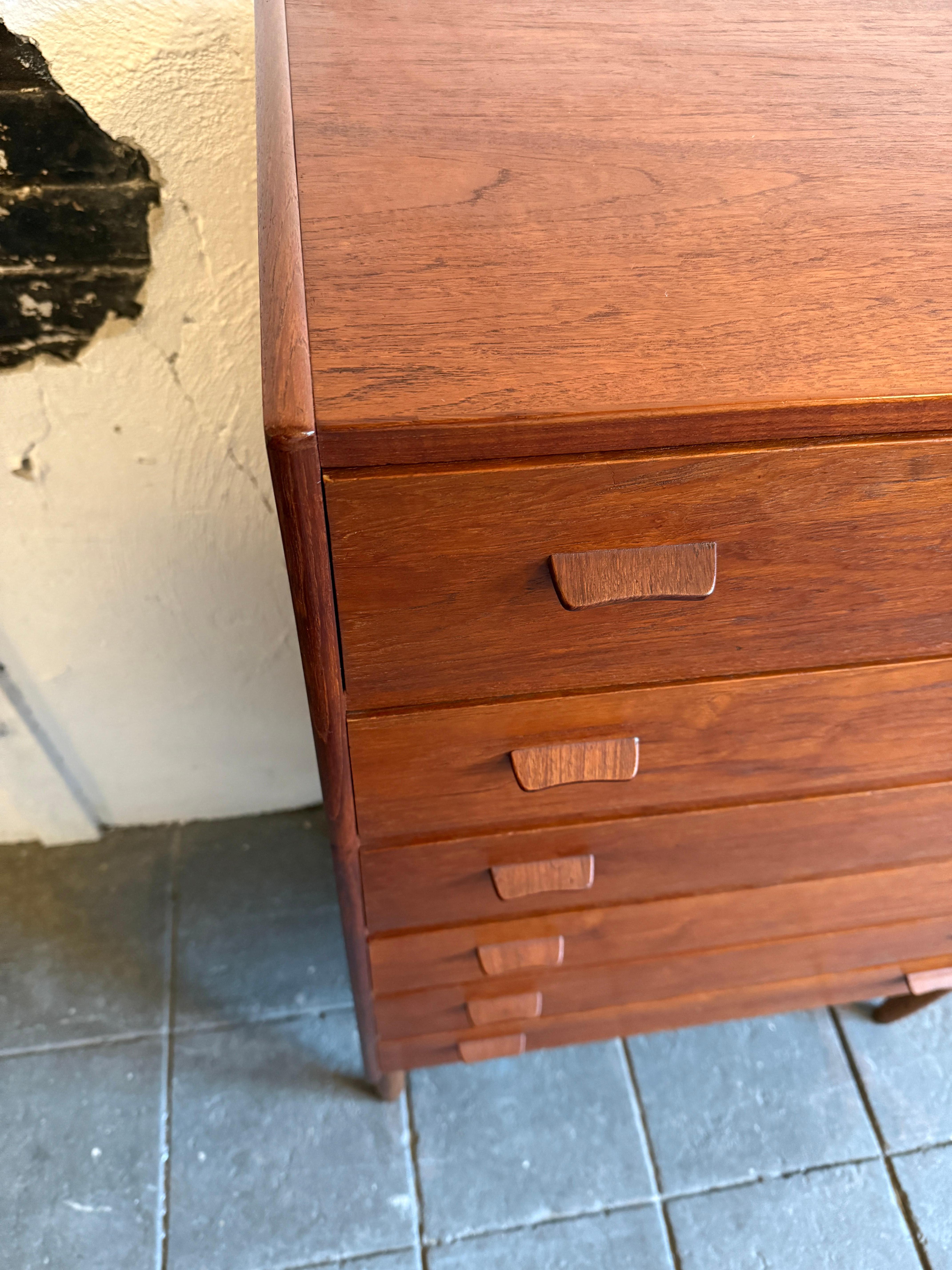 Comò danese moderno di metà secolo a 6 cassetti in teak di Ejvind A. Johansson in vendita 1