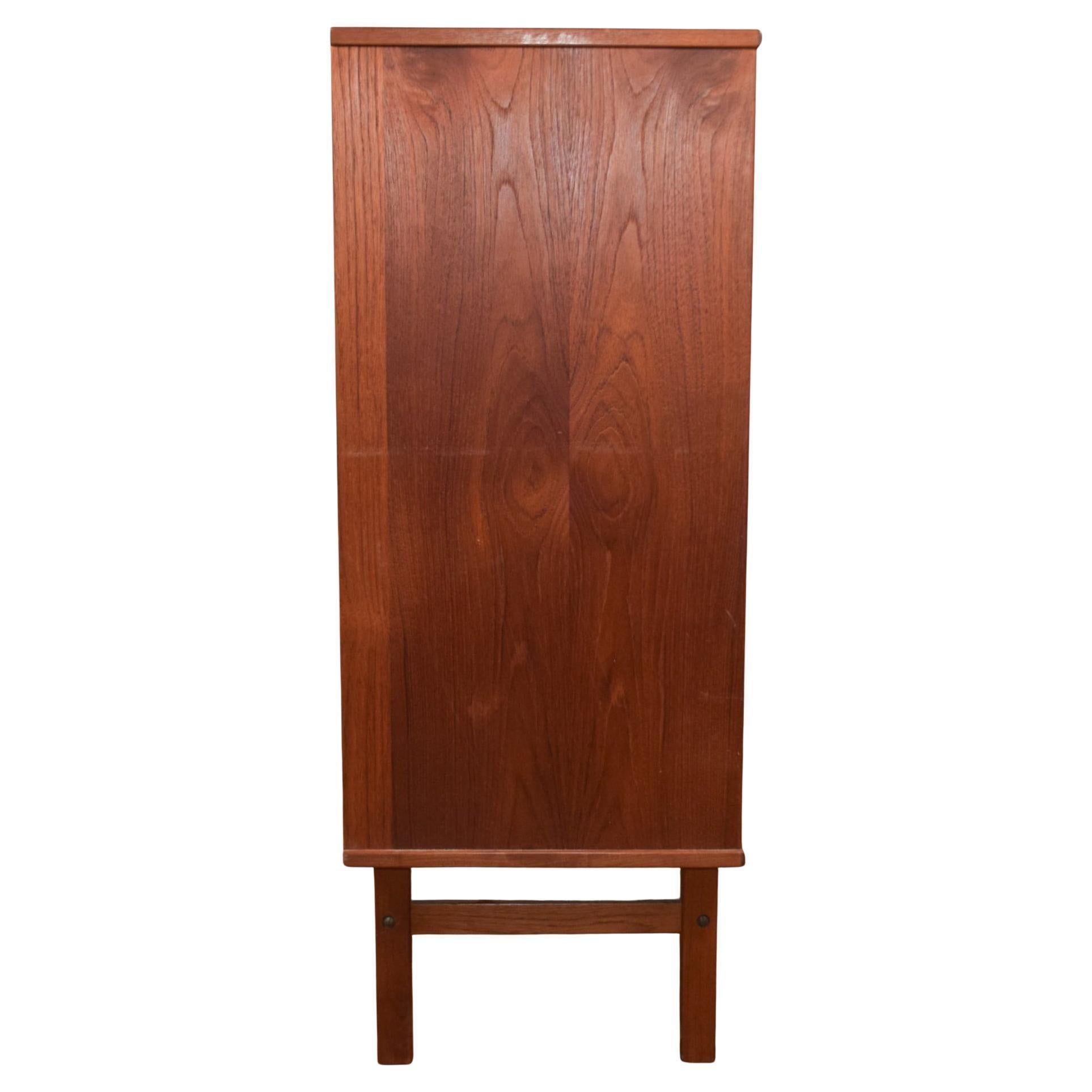 Dänische moderne Kommode mit 6 Schubladen, entworfen von Nils Jonsson, hergestellt von HJN Mobler. Dänische Mid-Century Modern Kommode in gutem Vintage-Zustand. Perfektes Vintage-Beispiel für schlichten Modernismus. Nils Jonsson Kommode mit sechs