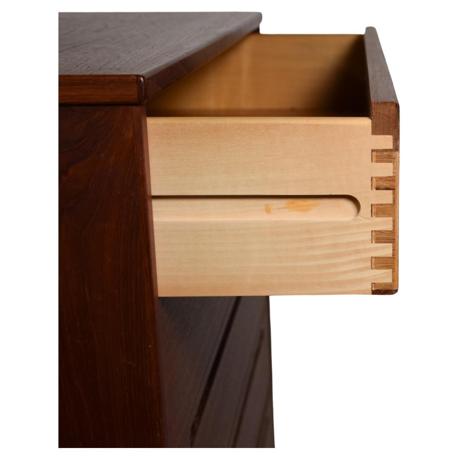 Dänische moderne Kommode mit 6 Schubladen aus Teakholz von Nils Jonsson aus der Mitte des Jahrhunderts (Moderne der Mitte des Jahrhunderts) im Angebot