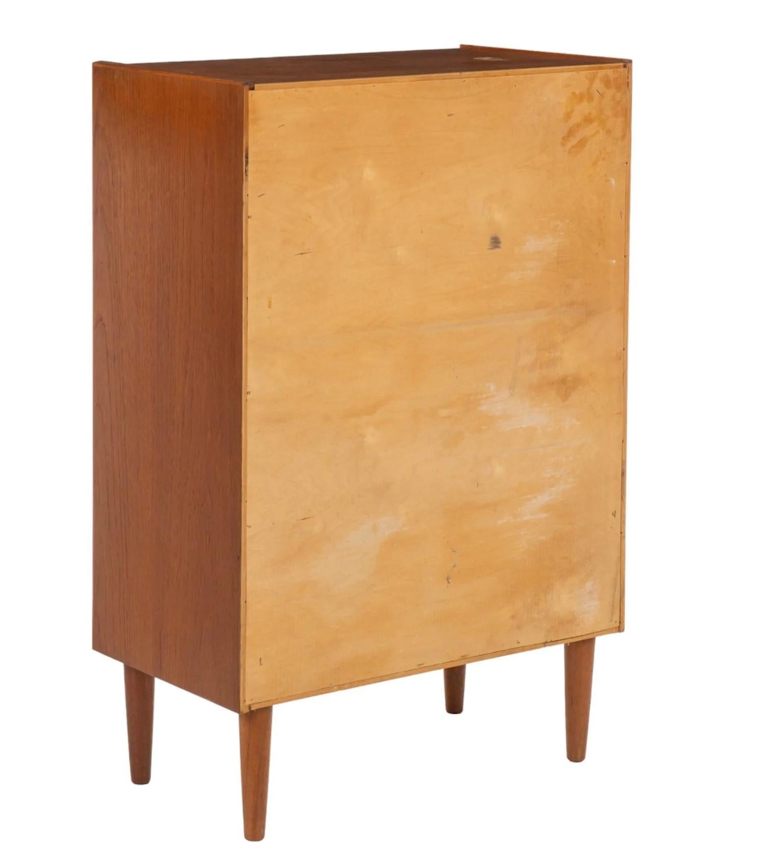 Mid Century Danish Modern 6 drawer teak dresser carved handles with Key In Good Condition For Sale In BROOKLYN, NY