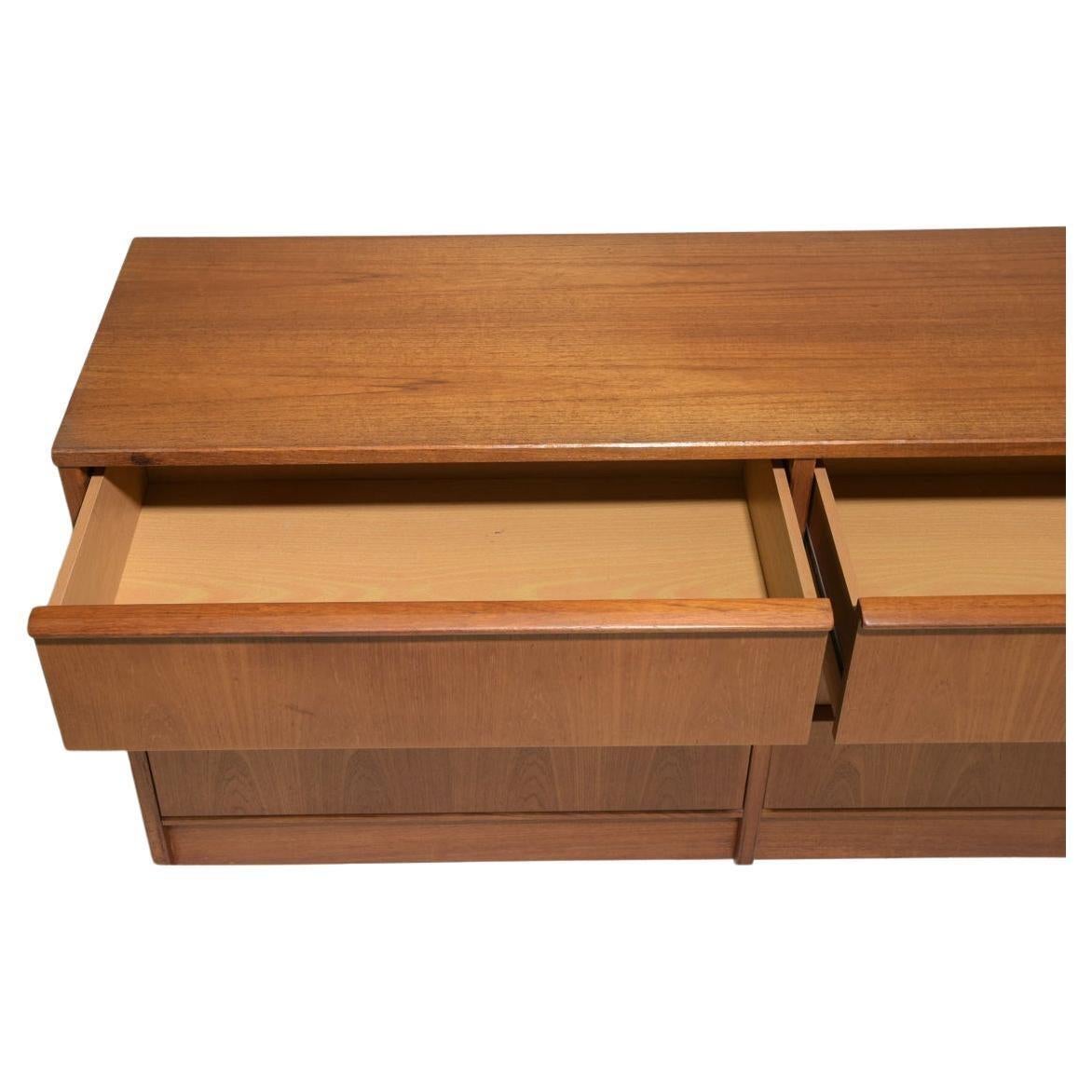 Comò moderno danese a 6 cassetti in teak del metà secolo. Comò in teak dal design danese moderno e semplice. Ha maniglie superiori intagliate e cassetti in legno massiccio. Pulito all'interno e all'esterno, tutti i cassetti scorrono senza problemi.