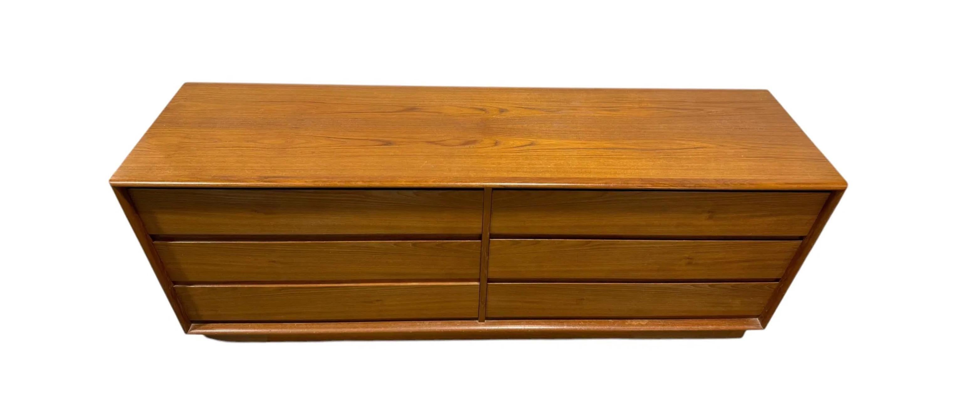 Comò moderno danese a 6 cassetti in teak di Art Furn. Comò in teak dal design danese moderno e semplice. Ha maniglie superiori intagliate e cassetti in legno massiccio. Pulito all'interno e all'esterno, tutti i cassetti scorrono senza problemi.