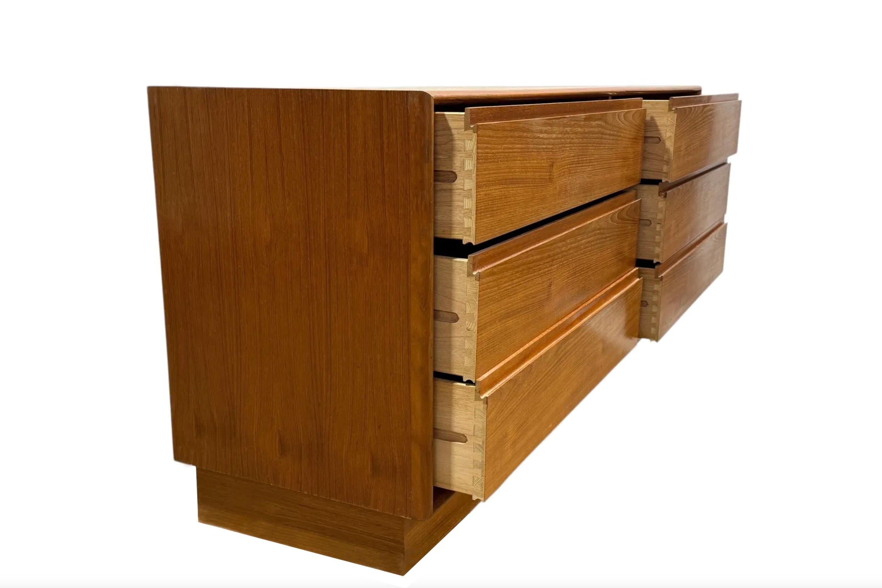 Scandinavo moderno Comò lungo in teak a 6 cassetti di Art Furn, metà secolo, stile moderno danese in vendita