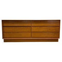 Commode longue danoise moderne du milieu du siècle dernier en teck à 6 tiroirs par Art Furn