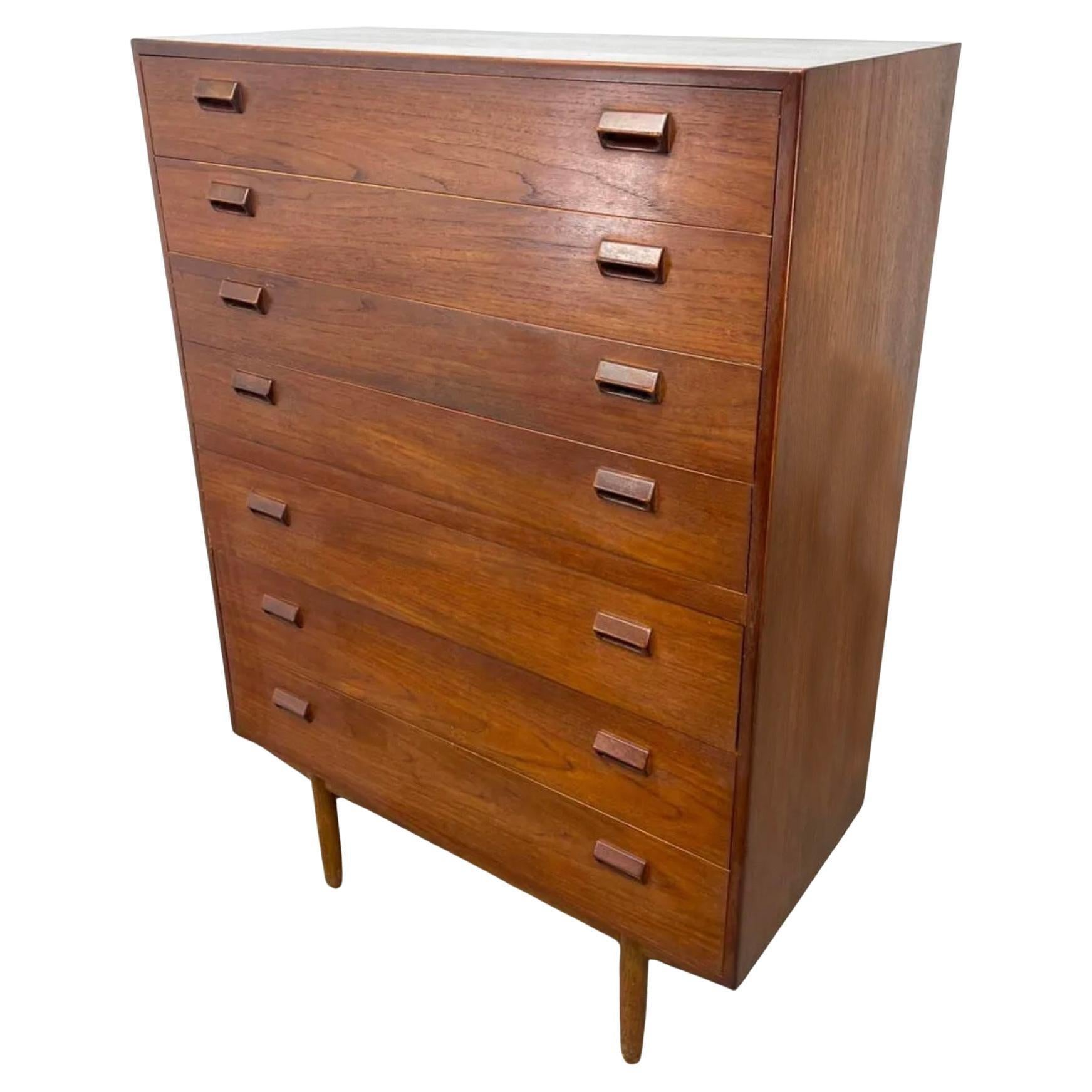 Comò alto a 7 cassetti del Mid Century Mobler di Borge Mogensen per Soborg Mobler, Danimarca. Bellissimo comò in teak - con 7 cassetti con maniglie in teak intagliate. In buone condizioni vintage, tutti i cassetti scorrono senza problemi. Made in