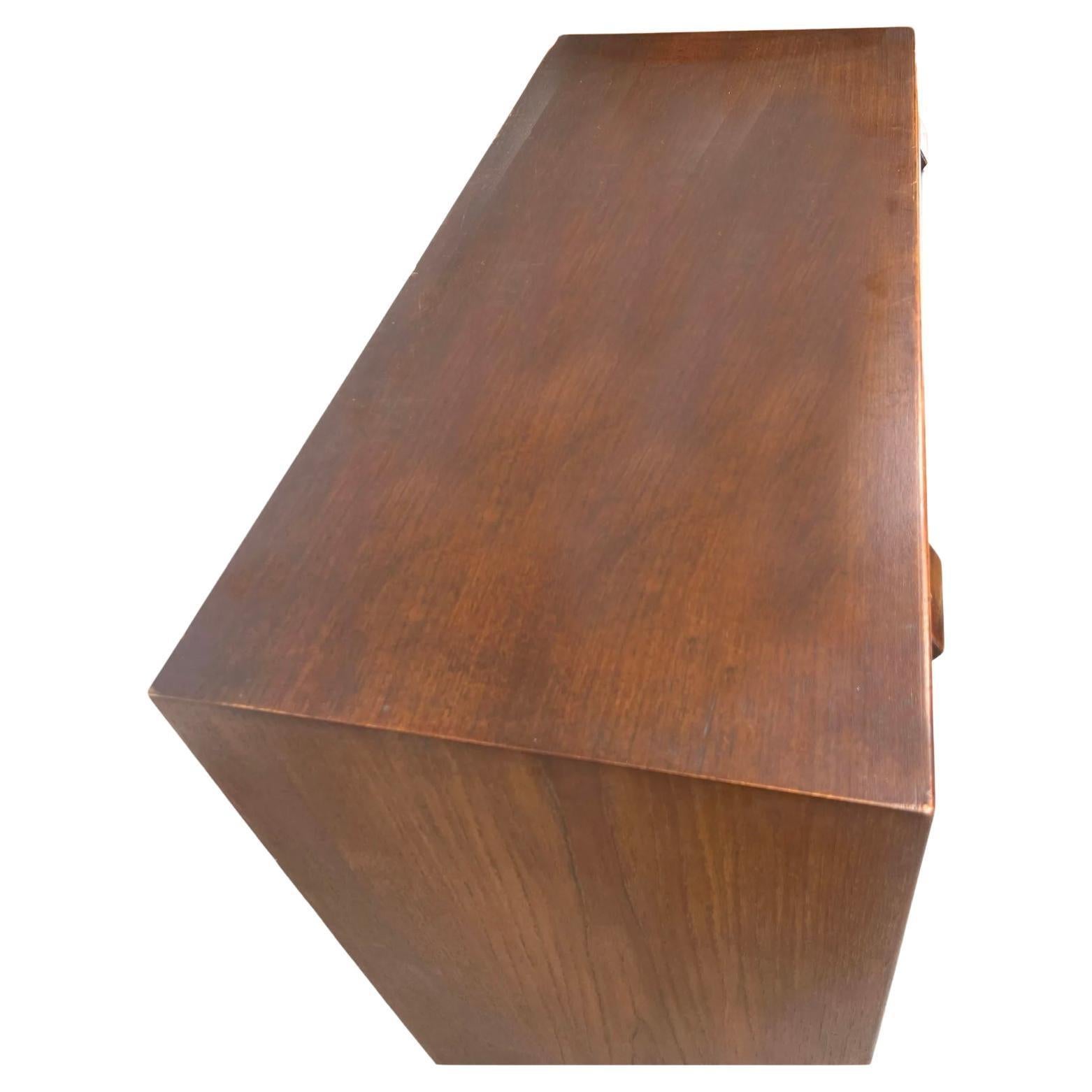 Danese Comò alto in teak a 7 cassetti del Mid Century Danish Modern di Borg Mogensen in vendita