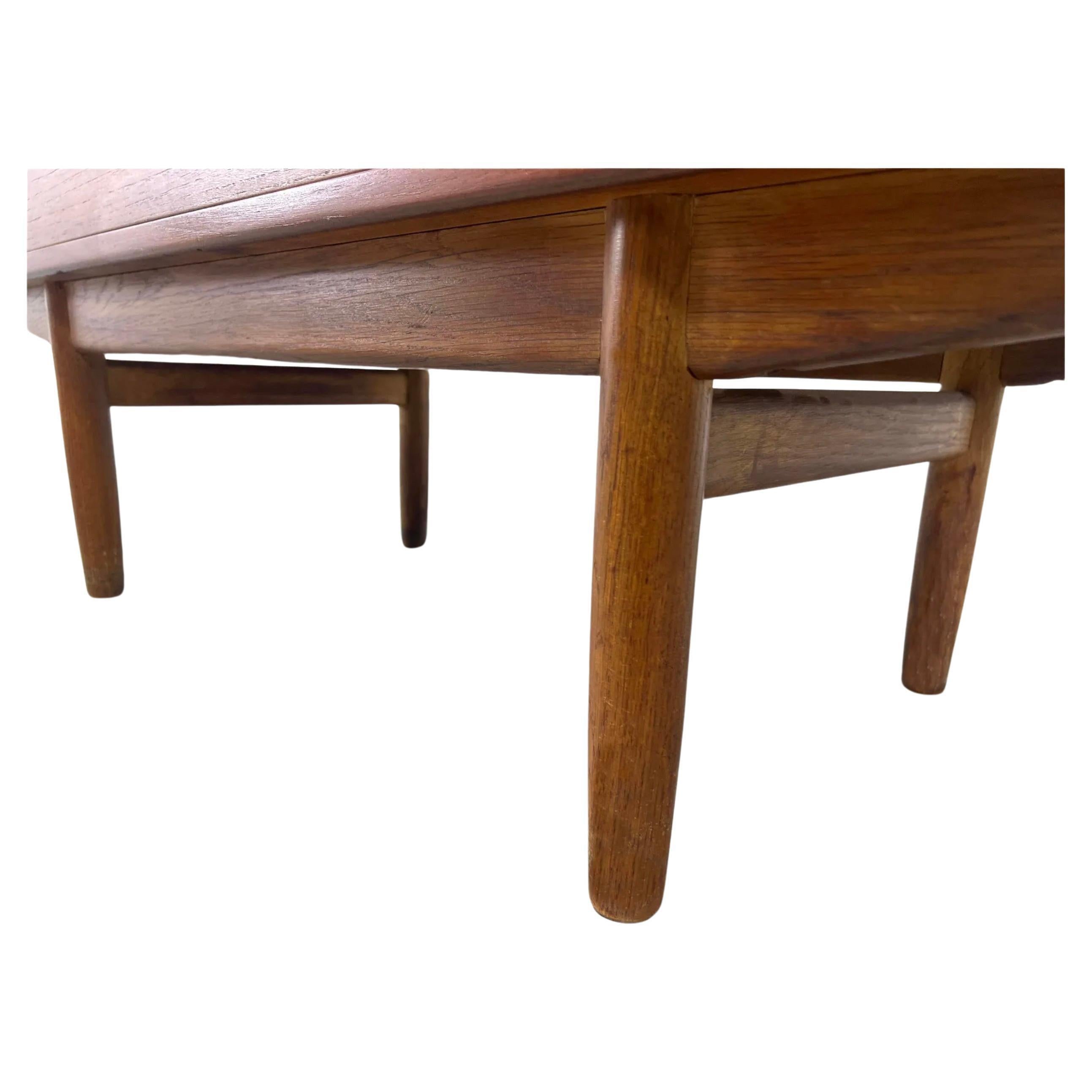 Falegnameria Comò alto in teak a 7 cassetti del Mid Century Danish Modern di Borg Mogensen in vendita