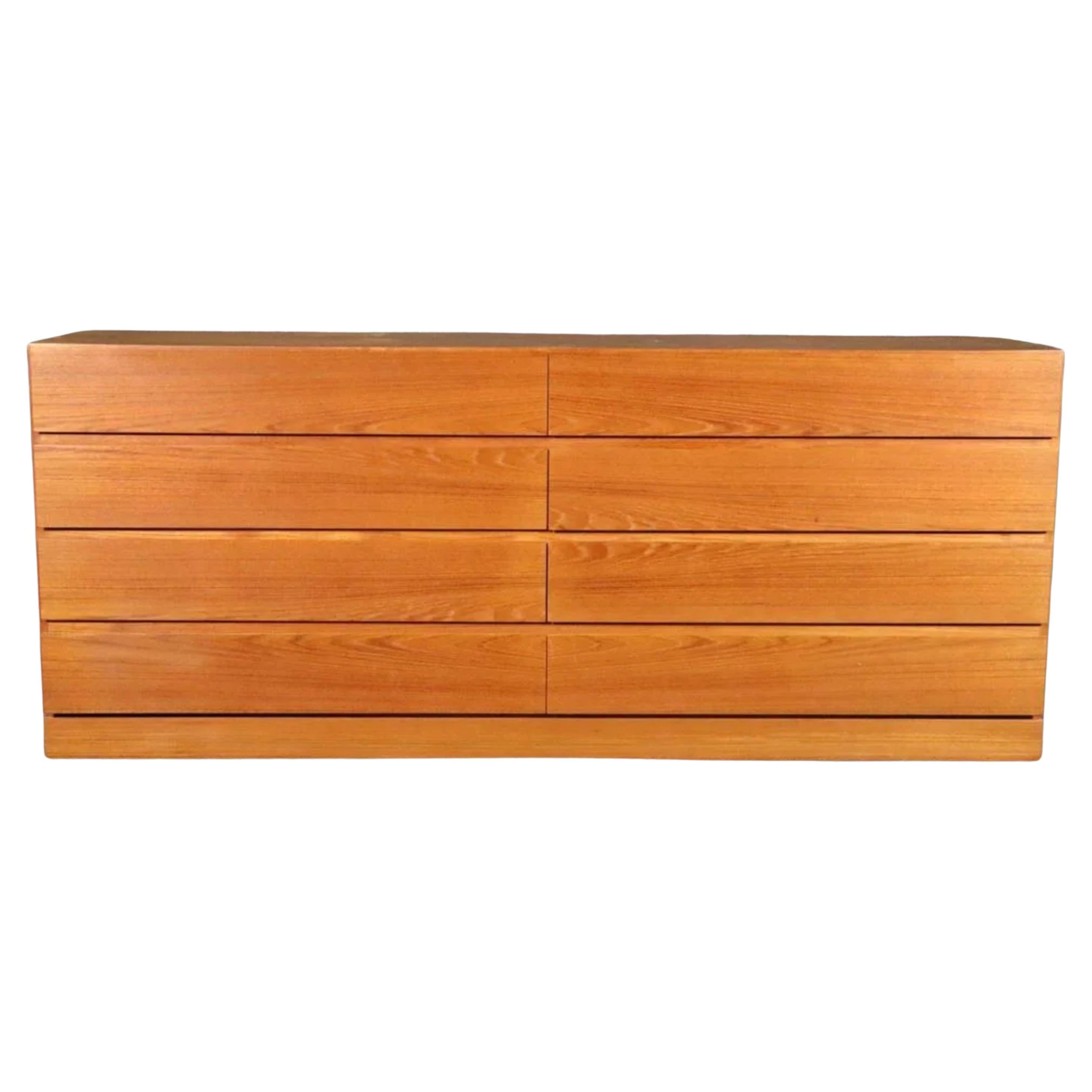 Midcentury Danish Modern 8 Schublade Teak Kommode oder Anrichte von Arne Wahl Iversen. Schöne helle Teakholz Farbe mit einer schönen Maserung. Alle Schubladen sind innen und außen sauber und leichtgängig. Einfaches symmetrisches Design - gute