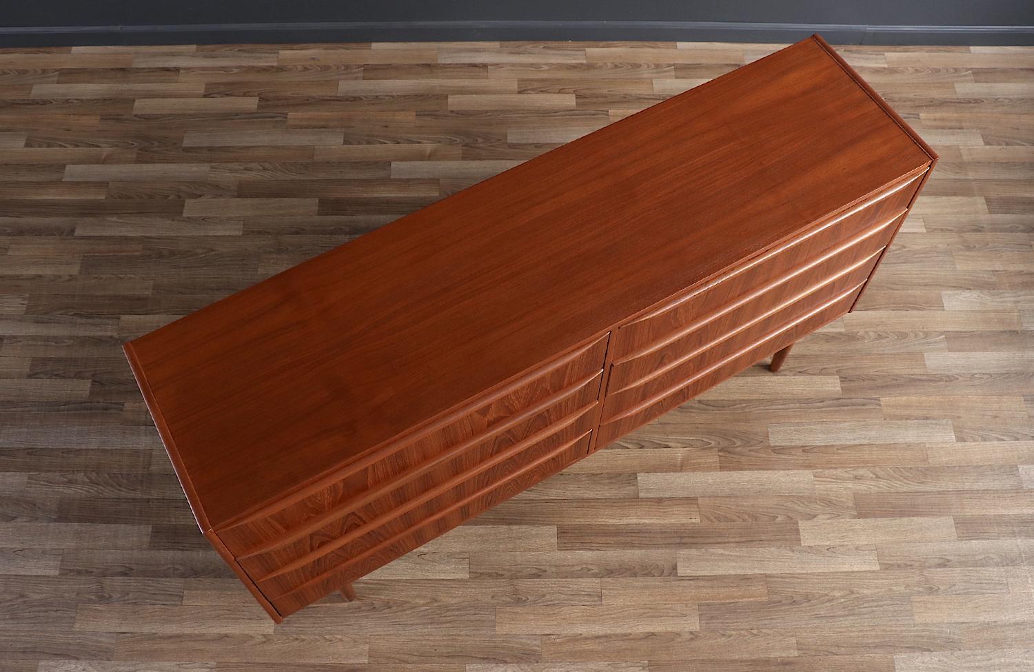 Mid-Century Danish Modern 8-Drawer Teak Dresser 5