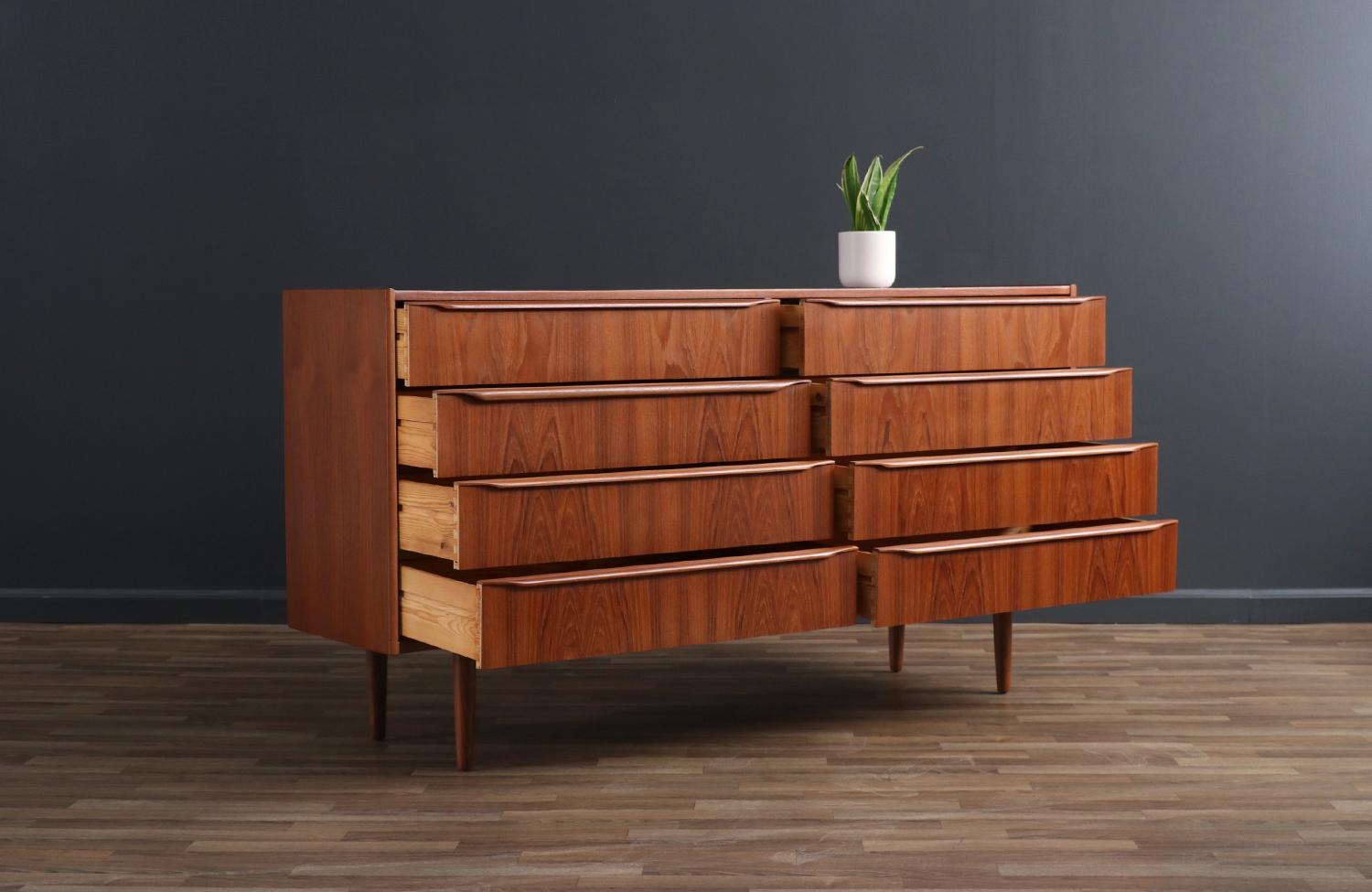 Mid-Century Modern Mid-Century Danish Modern 8-Drawer Teak Dresser