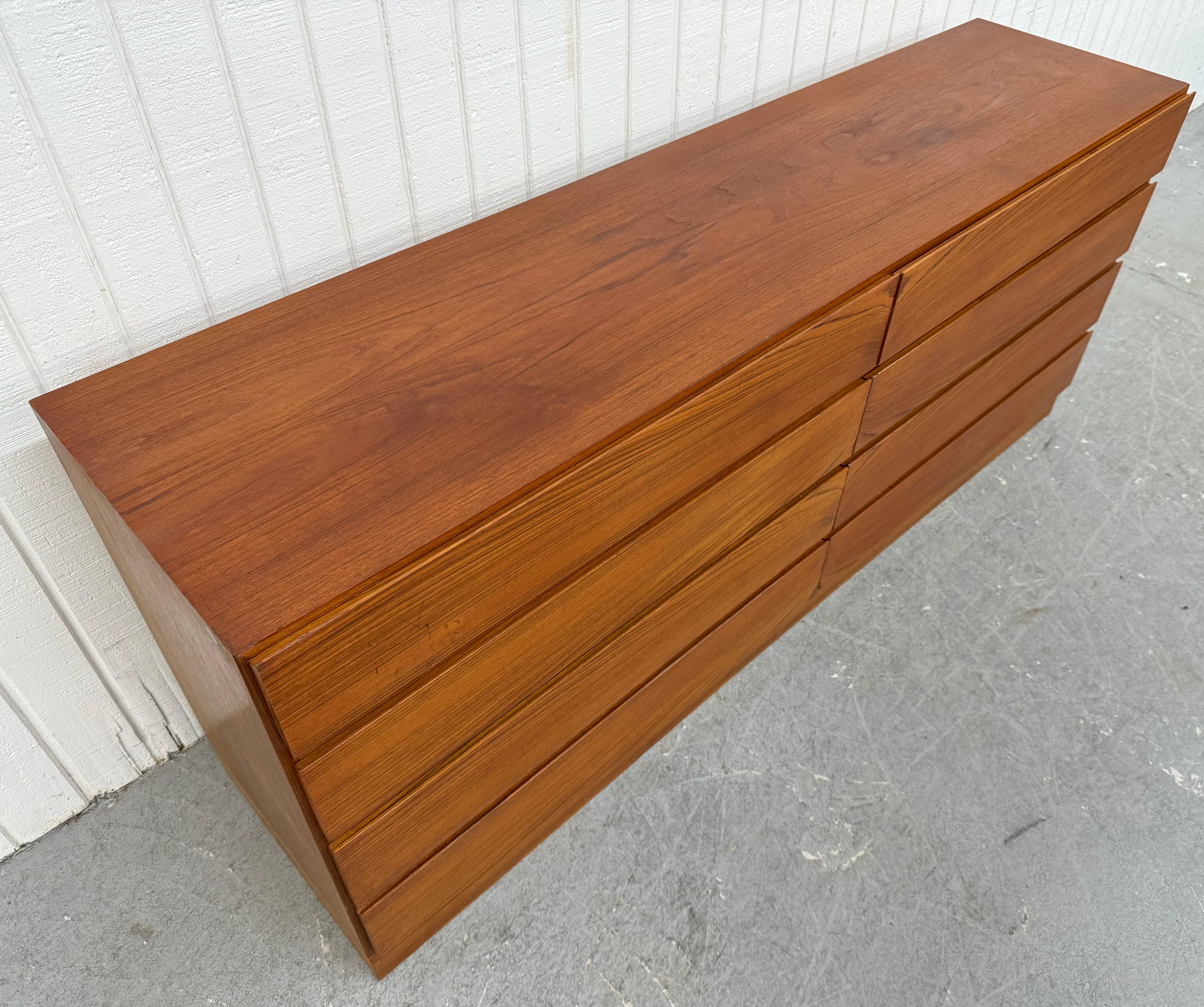 Mid-Century Danish Modern 8-Drawer Teak Dresser In Good Condition In Clarksboro, NJ
