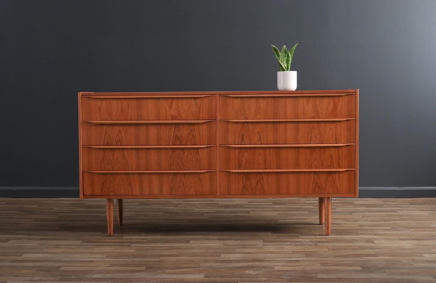 Mid-Century Danish Modern 8-Drawer Teak Dresser In Excellent Condition In Los Angeles, CA