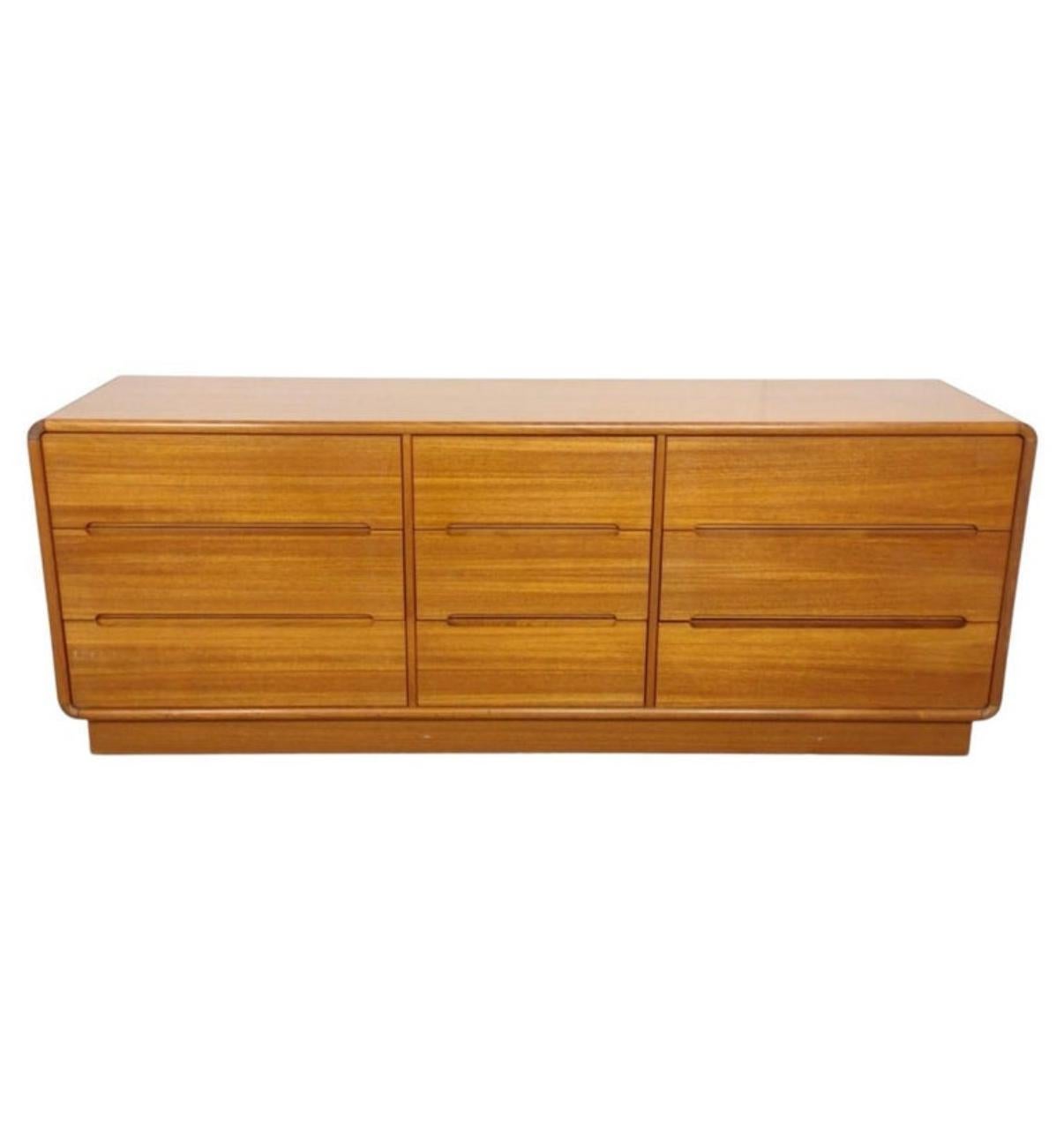Mid century Danish modern 9 drawer teak dresser or credenza rounded corners. Very clean inside and out. Beautiful design - no labels - Back of this Dresser is finished. All drawers slide smooth. Made in Denmark. Located in Brooklyn NYC.

Measures: