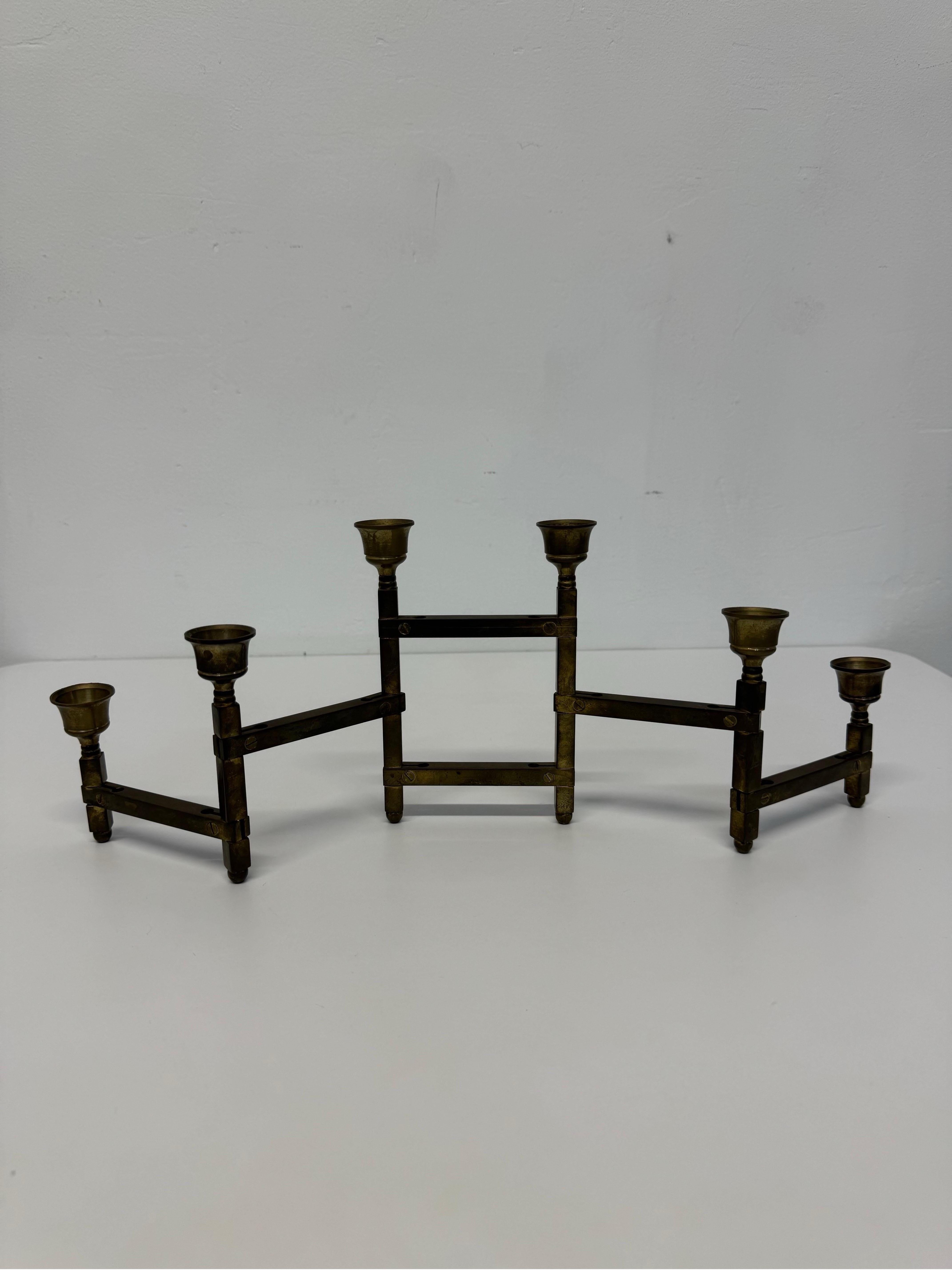 Portacandele o candelabro regolabile in ottone patinato moderno danese degli anni '60.