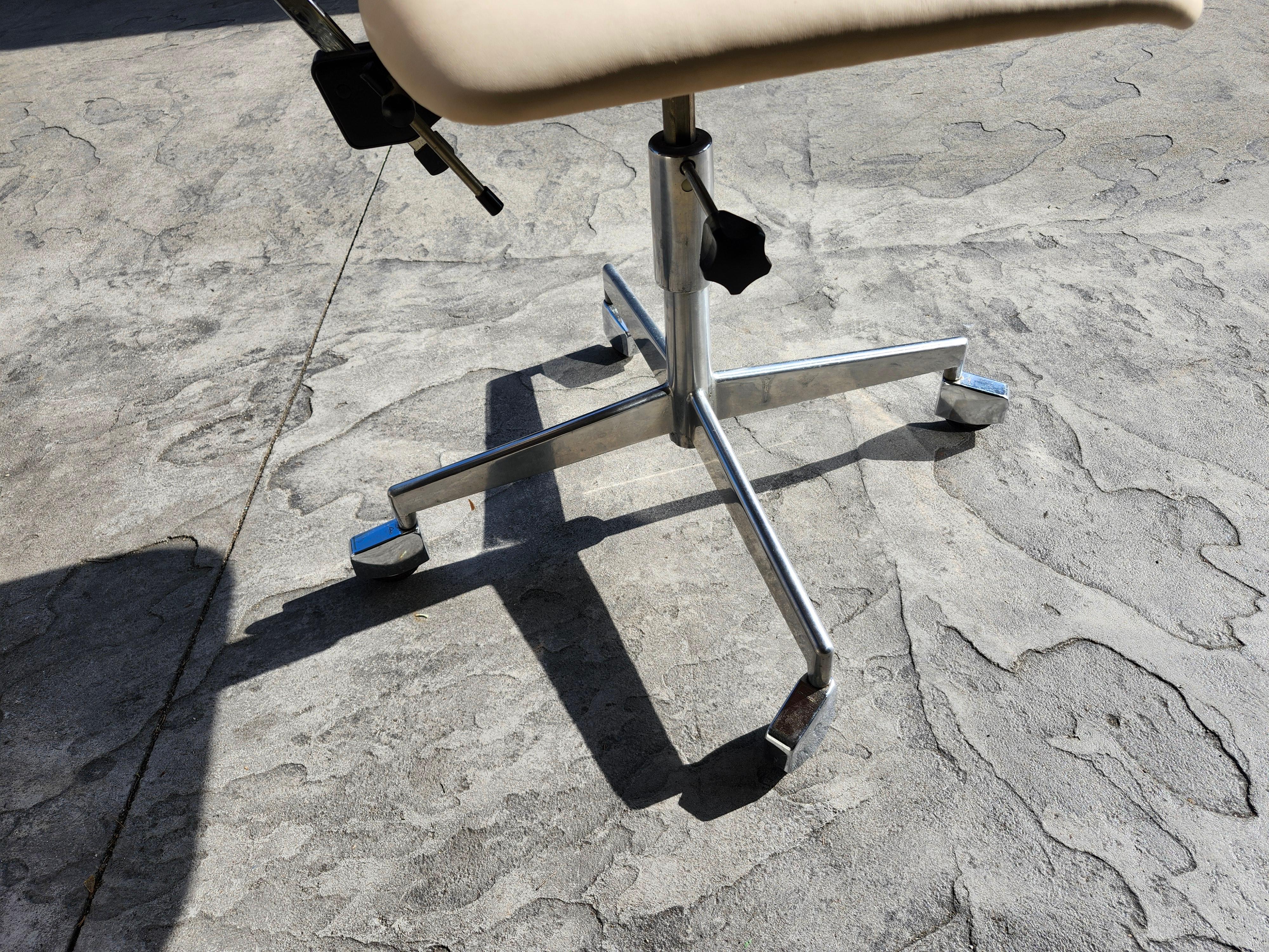 Paar Mid Century Danish Modern Adjustable Desk Chair Jørgen Rasmussen für Labofa im Angebot 4
