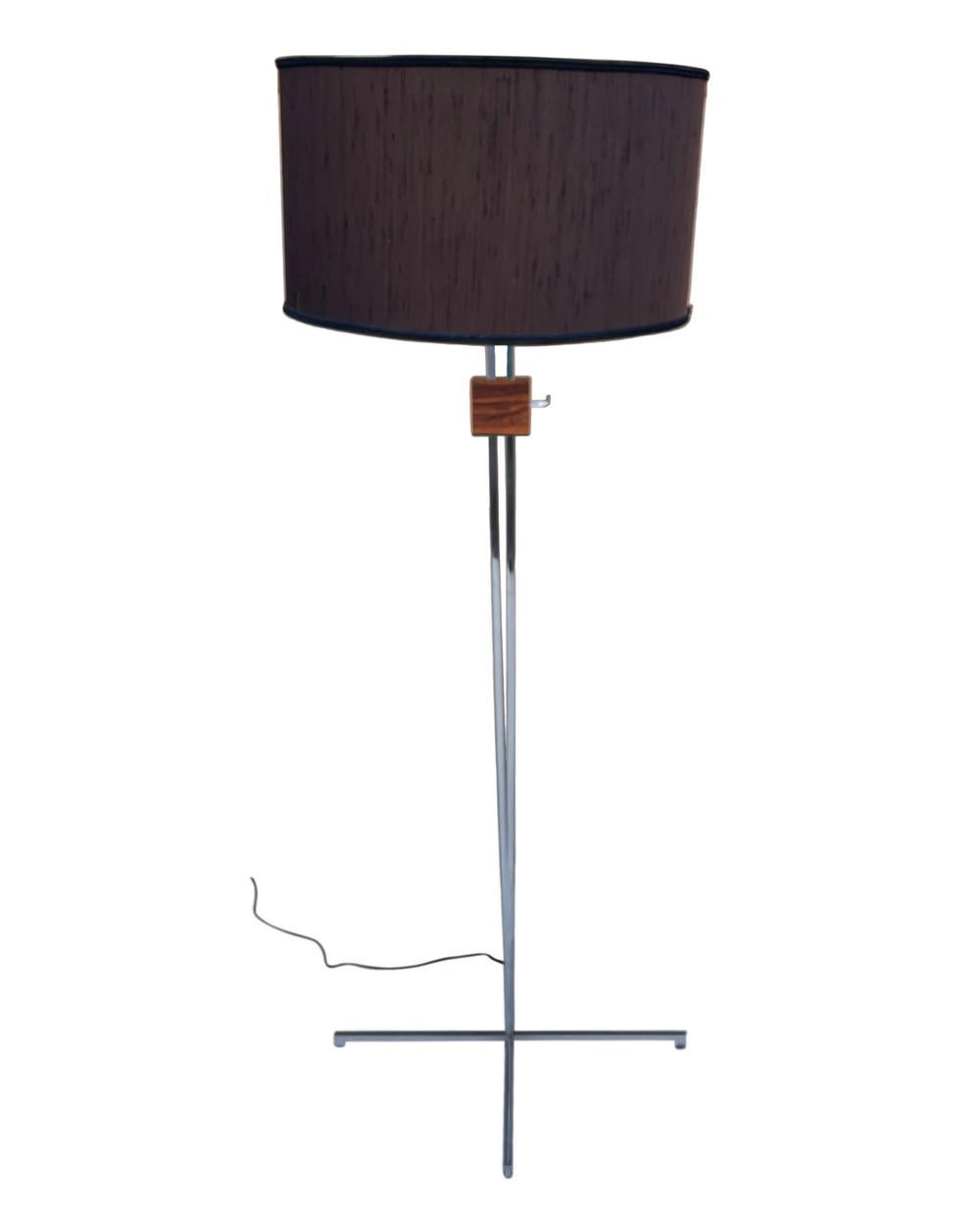 Eine minimalistische skandinavische Stehleuchte. Die Lampe verfügt über einen höhenverstellbaren Sockel mit dünnem Chromrahmen und einem Rosenholz-Akzent. Der 18-Zoll-Trommel-Lampenschirm ist nicht enthalten. 