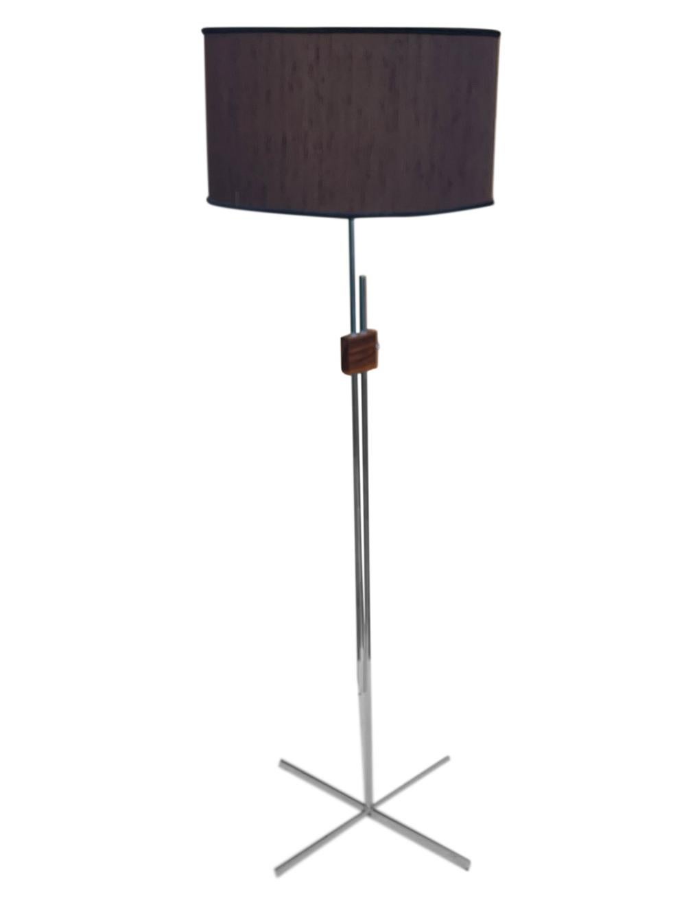Verstellbare dänische Moderne Stehlampe aus Rosenholz und Chrom aus der Mitte des Jahrhunderts (Skandinavische Moderne) im Angebot