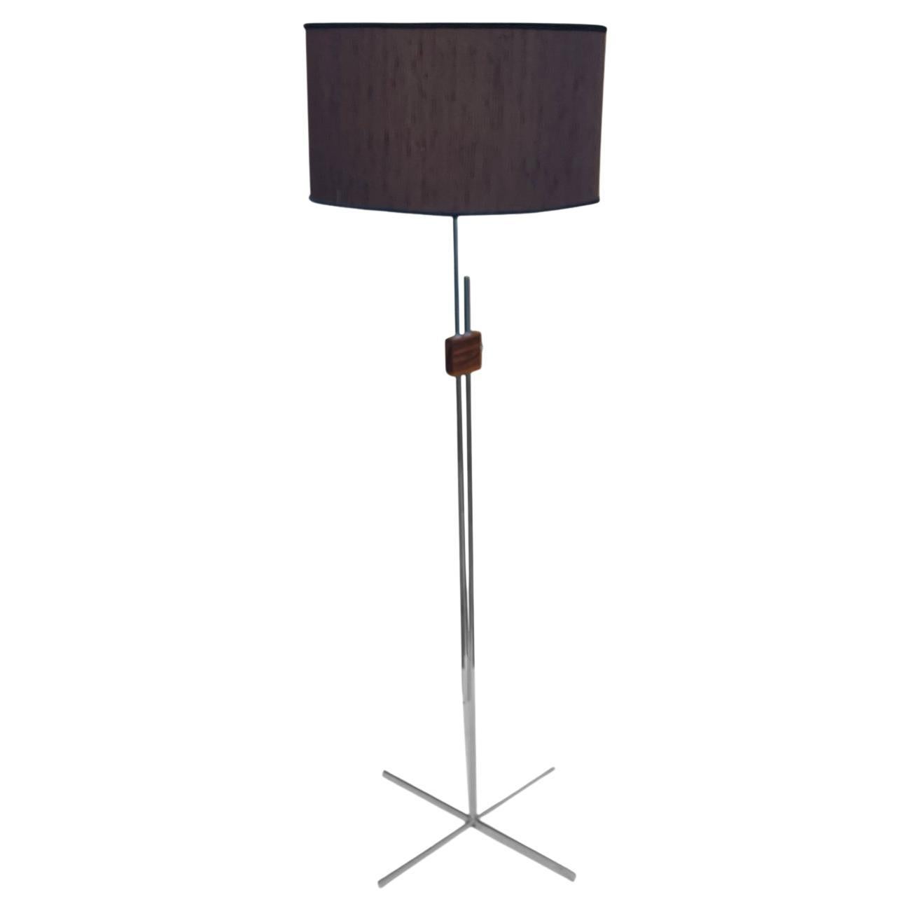 Verstellbare dänische Moderne Stehlampe aus Rosenholz und Chrom aus der Mitte des Jahrhunderts im Angebot