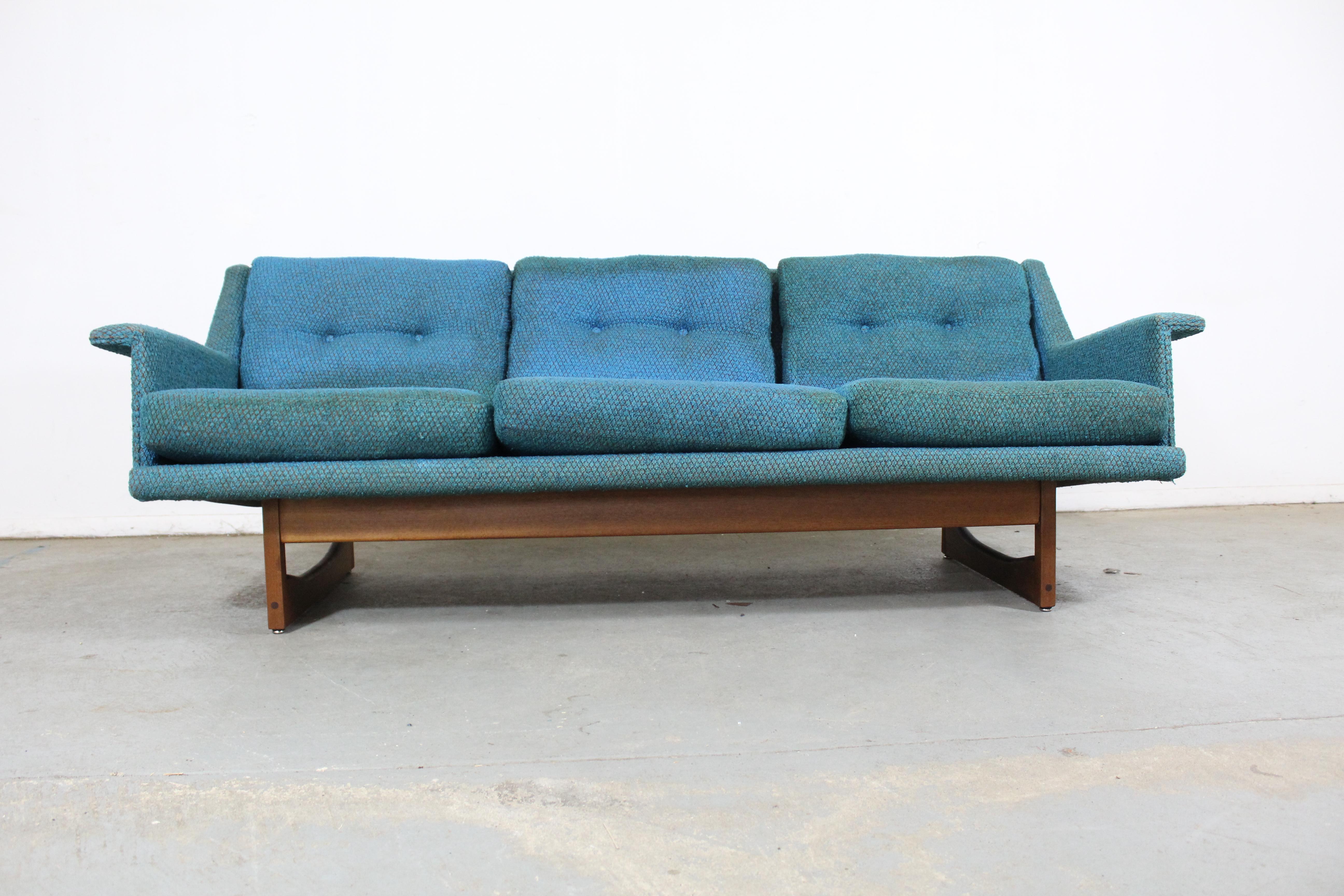 Dänisches modernes Mid-Century-Sofa mit 3 Kissen im Adrian Pearsall-Stil (Moderne der Mitte des Jahrhunderts) im Angebot