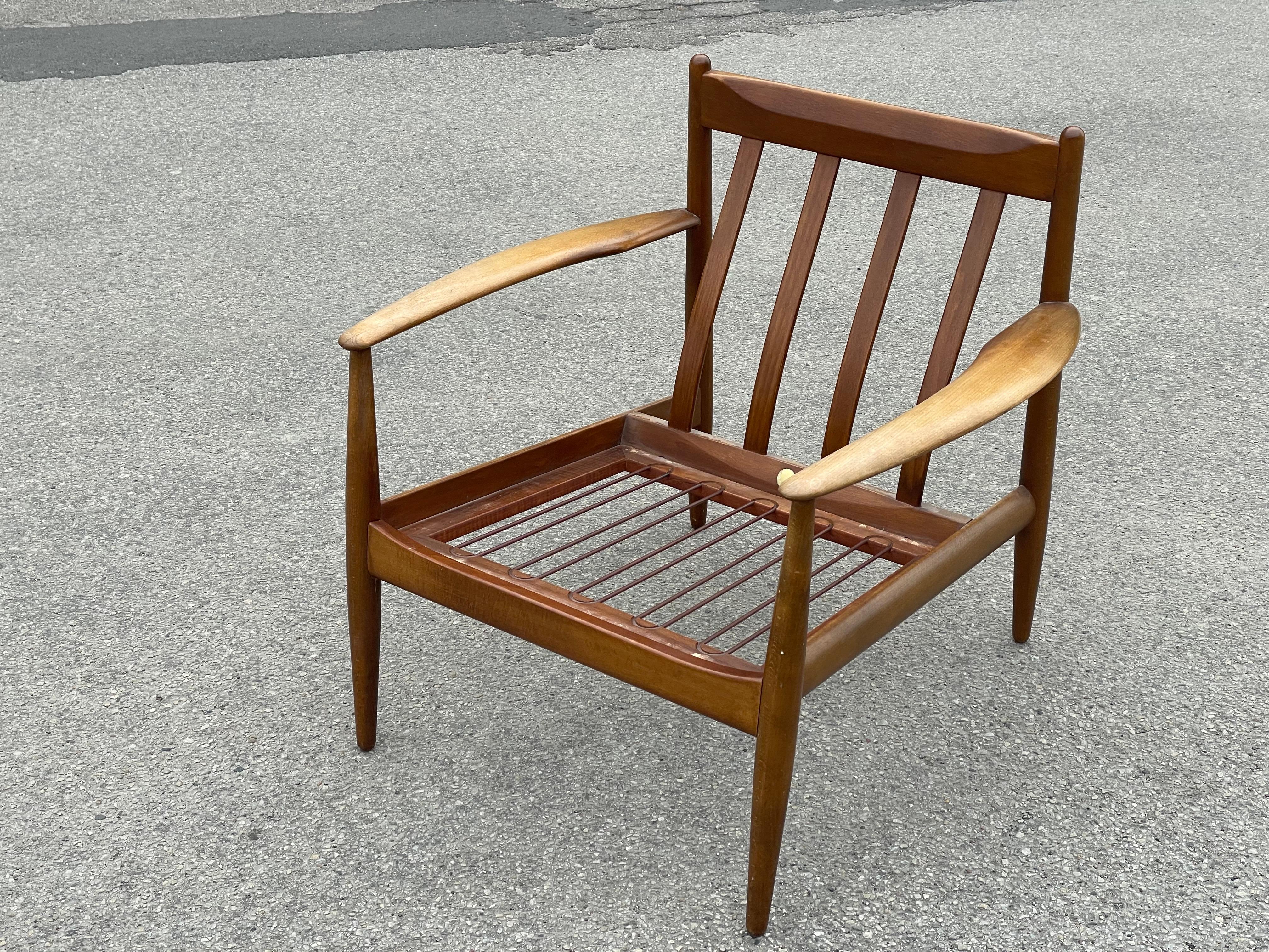 Classic easy chair in teak, designed by the renowned Danish designer Grete Jalk in the 1960s. Known for her elegant and minimalist approach, Jalk’s designs epitomize the timeless qualities of mid-century modern Danish furniture. Featuring clean