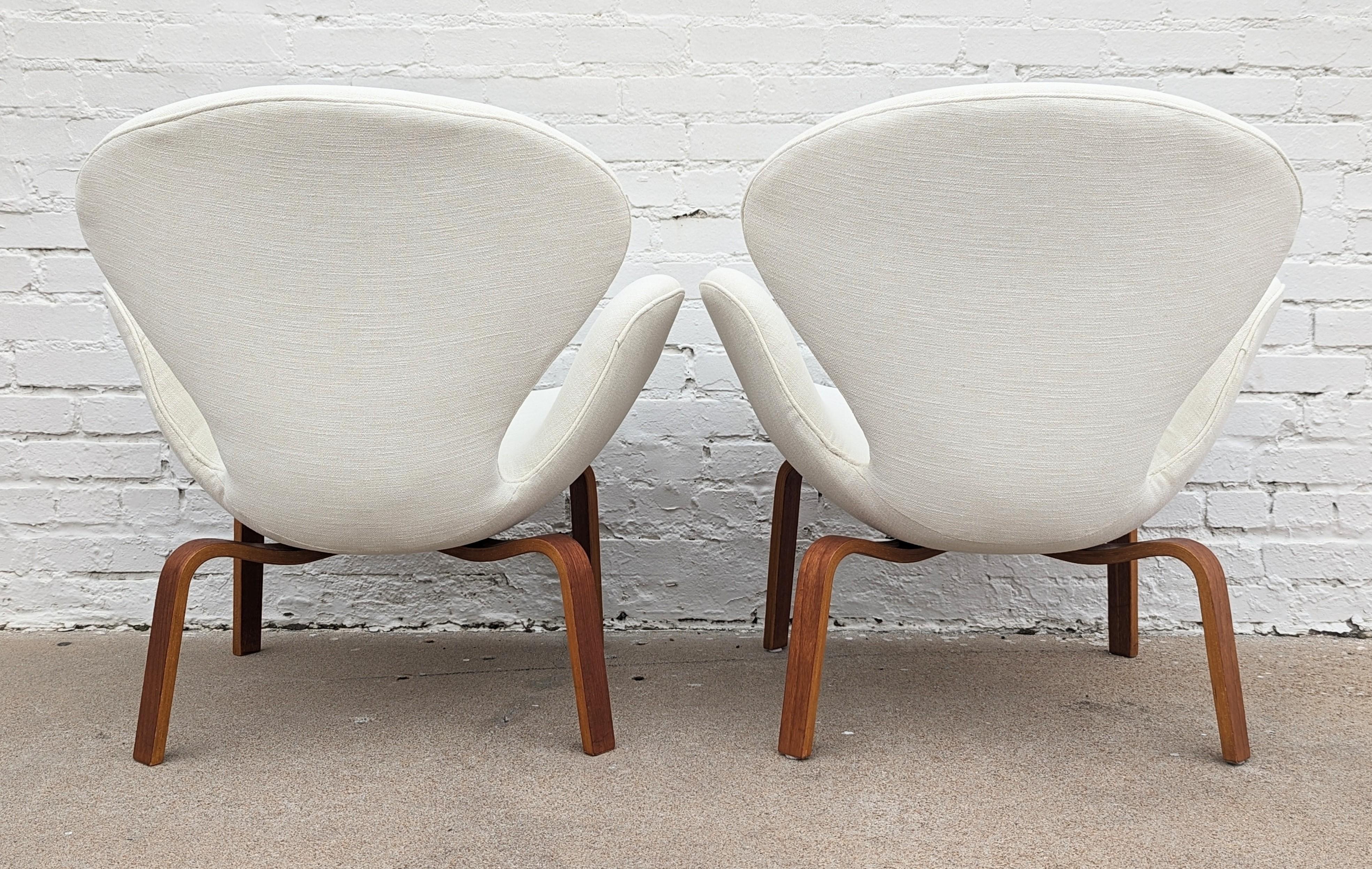 Mid Century Danish Modern Arne Jacobsen Early Edition Swan Chairs  3
