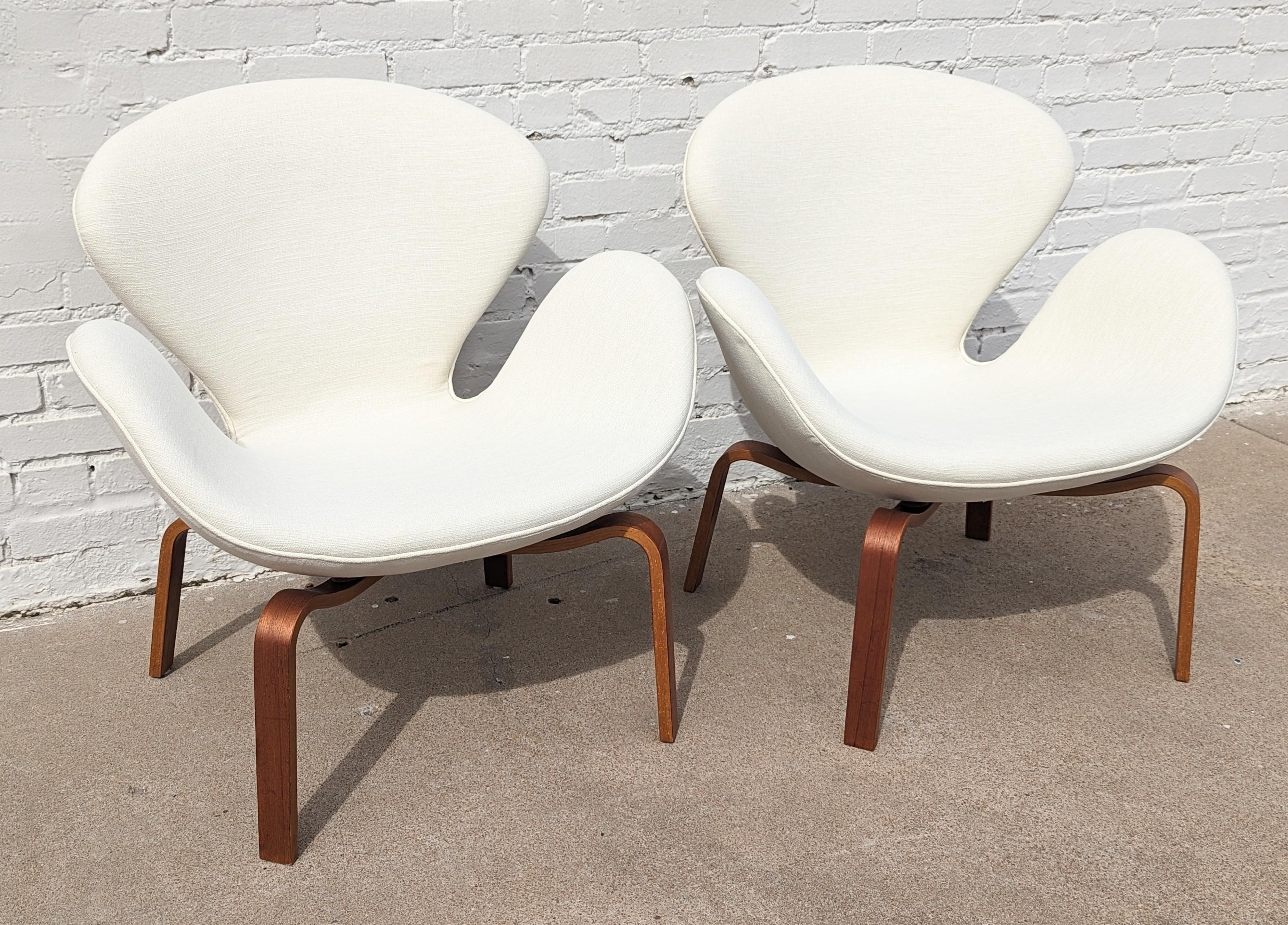 Italian Mid Century Danish Modern Arne Jacobsen Early Edition Swan Chairs 